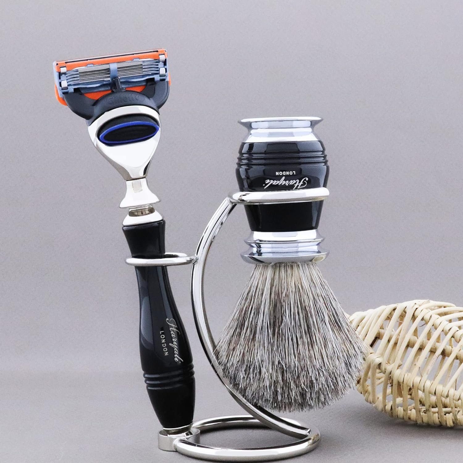Haryali London Rasierpinsel-Set Gillette Fusion Rasierer mit schwarzem Griff und Edelstahlständer, 3 tlg.