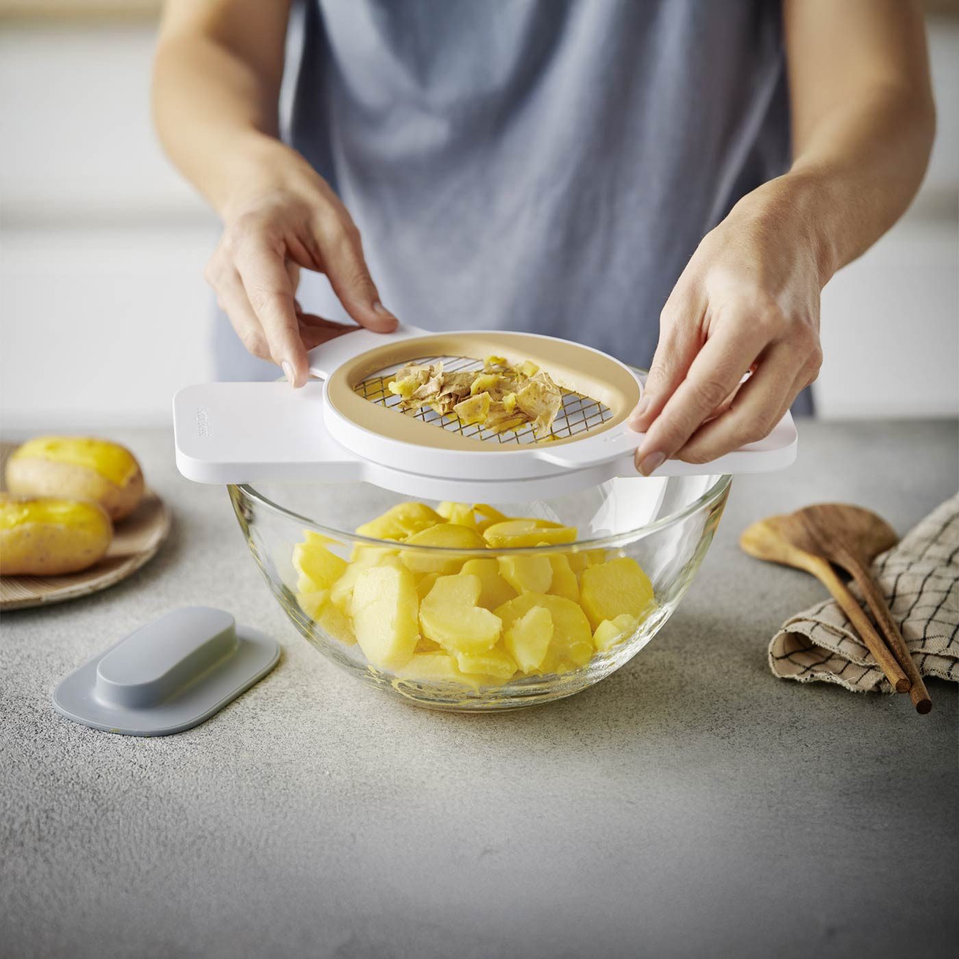 Betty Bossi Kartoffelreibe Kartoffelsalat-Blitz Kartoffelpresse Kartoffelschäler, schält und schneidet die Kartoffel
