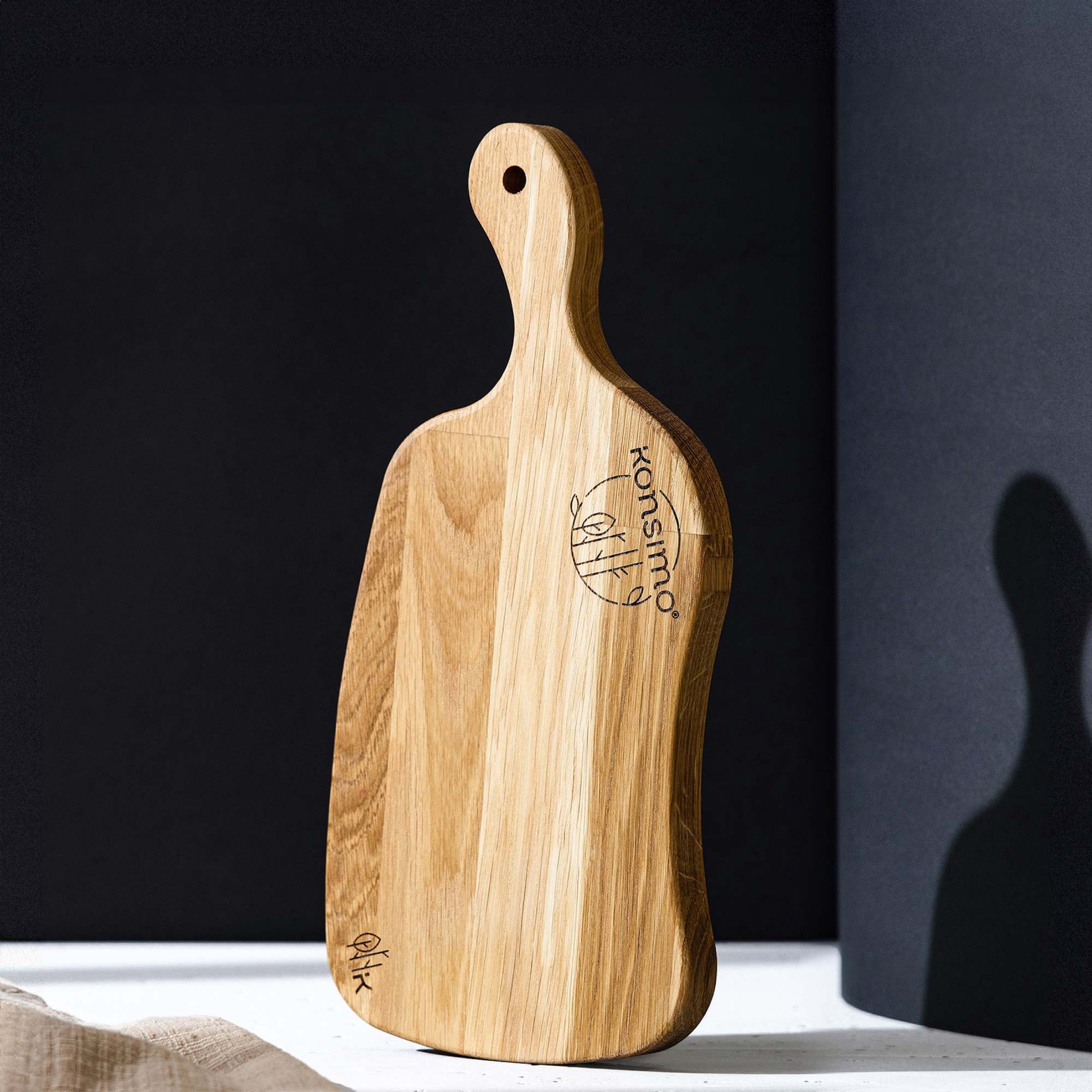 KONSIMO® Schneidebrett Premium LIVO Designschneiderbrett, Massivholz, Servierbrett, Eiche geölt, (Maße: 33x2x15,5 cm), hergestellt in der EU, mit Griff, Handarbeit, Messerschonend