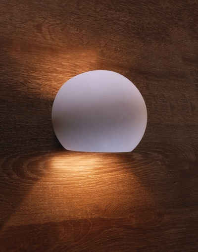Licht-Erlebnisse Wandleuchte OSANO, ohne Leuchtmittel, Up Down Wandlampe Innen Gipsleuchte Weiß bemalbar Kugelschirm Lampe