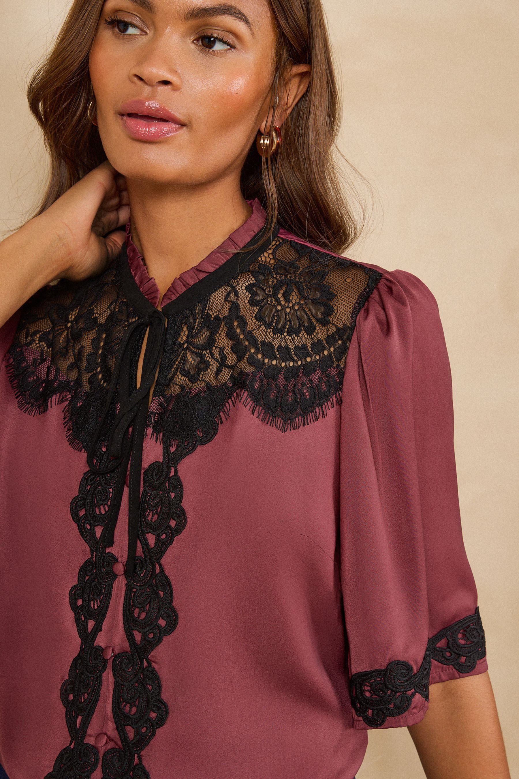 Love & Roses Satinbluse Love & Roses Satin-Oberteil mit Spitze, Regular (1-tlg) – Bild 3 von 4