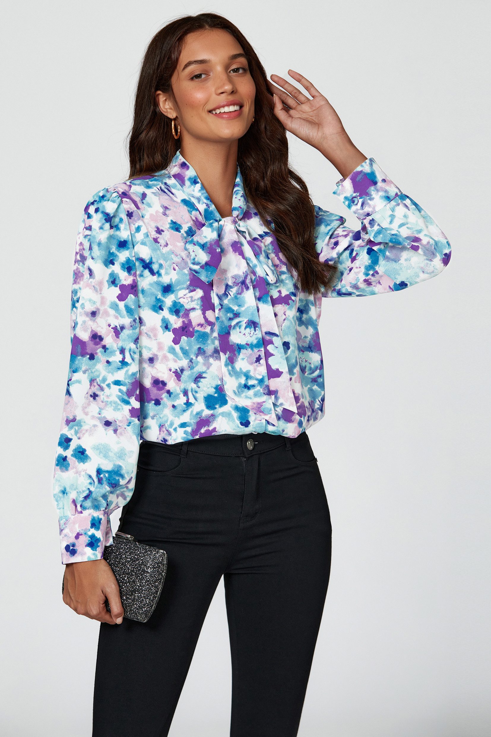 FS Collection Langarmbluse Damen Elegante Bluse, Langärmliges Blusenoberteil mit Bindedetail (XS (UK 8 / EU 36) S (UK 10 / EU 38) M (UK 12 / EU 40) L (UK 14 / EU 42) XL (UK 16 / EU 44), 3 Farben : LeoBraun, Floral Blau-Lila und Grün) leicht, fließend, formstabil und angenehm zu tragen