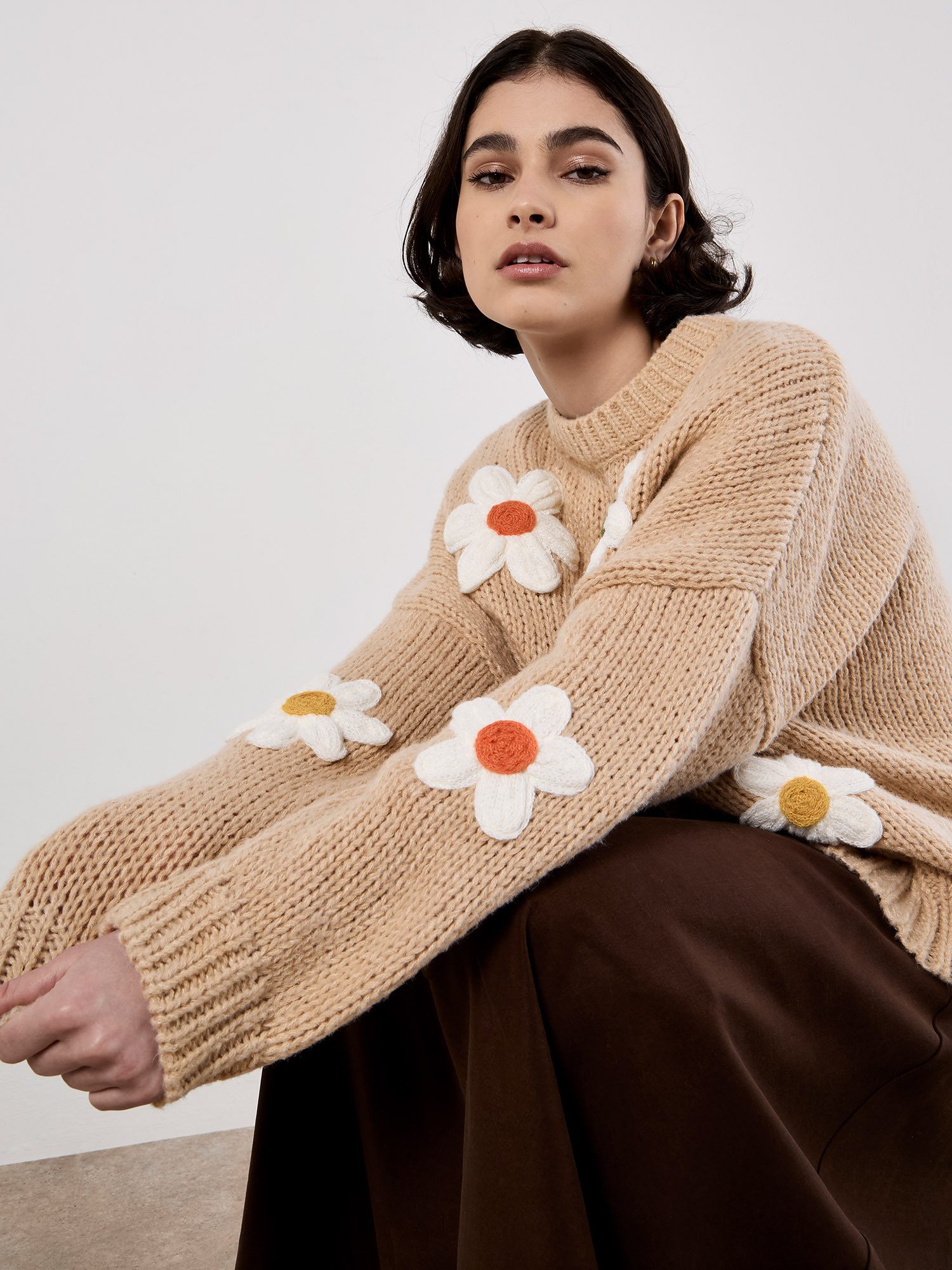 Apricot Rundhalspullover Bestickter Pullover mit Gänseblümchen