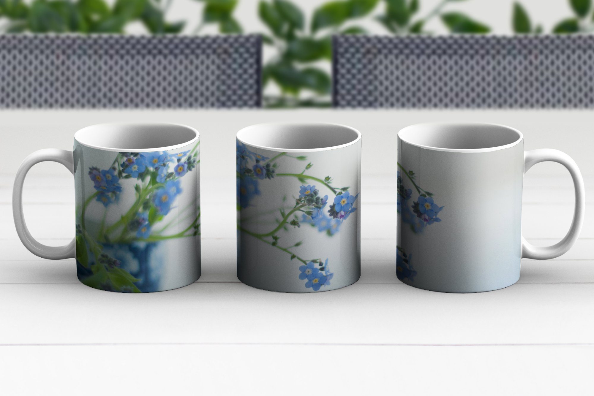 MuchoWow Tasse Vergissmeinnicht in einer Teetasse, Keramik, Kaffeetassen, Vase, Geschenk Becher, Teetasse