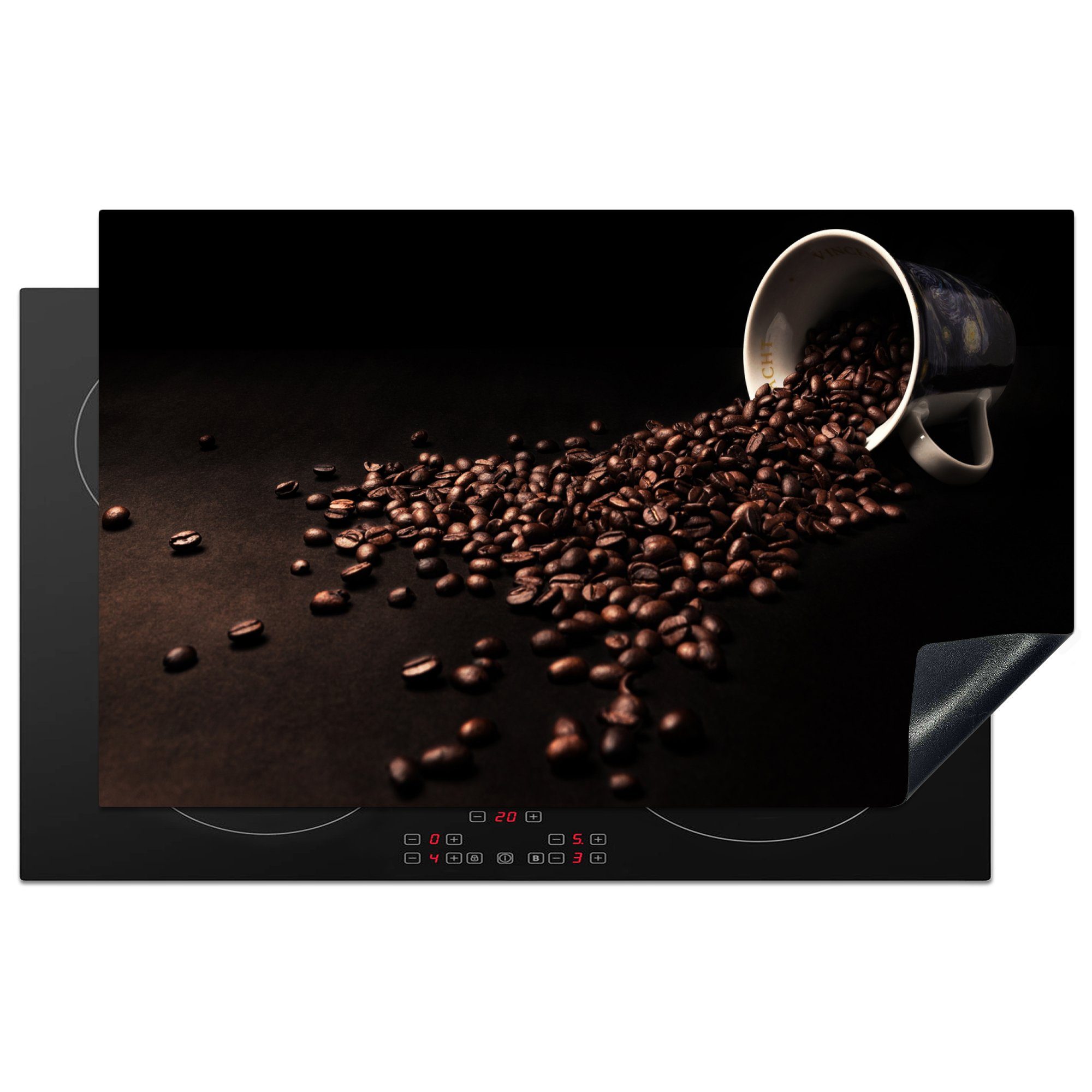 MuchoWow Herdblende-/Abdeckplatte Aus einer Tasse verschüttete Kaffeebohnen auf einem dunklen Tisch, Vinyl, (1 tlg), 83x51 cm, Ceranfeldabdeckung, Arbeitsplatte für küche