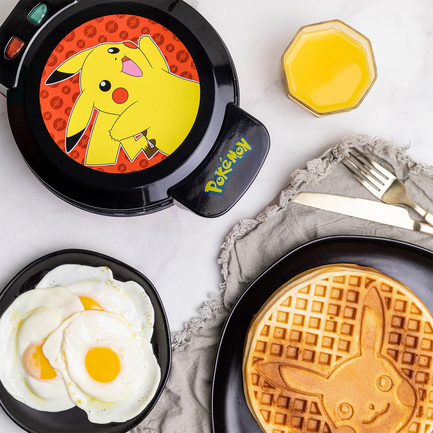 Uncanny Brands Waffeleisen Pokémon Pikachu Waffeleisen - Antihaft Waffle Maker – Bild 2 von 5