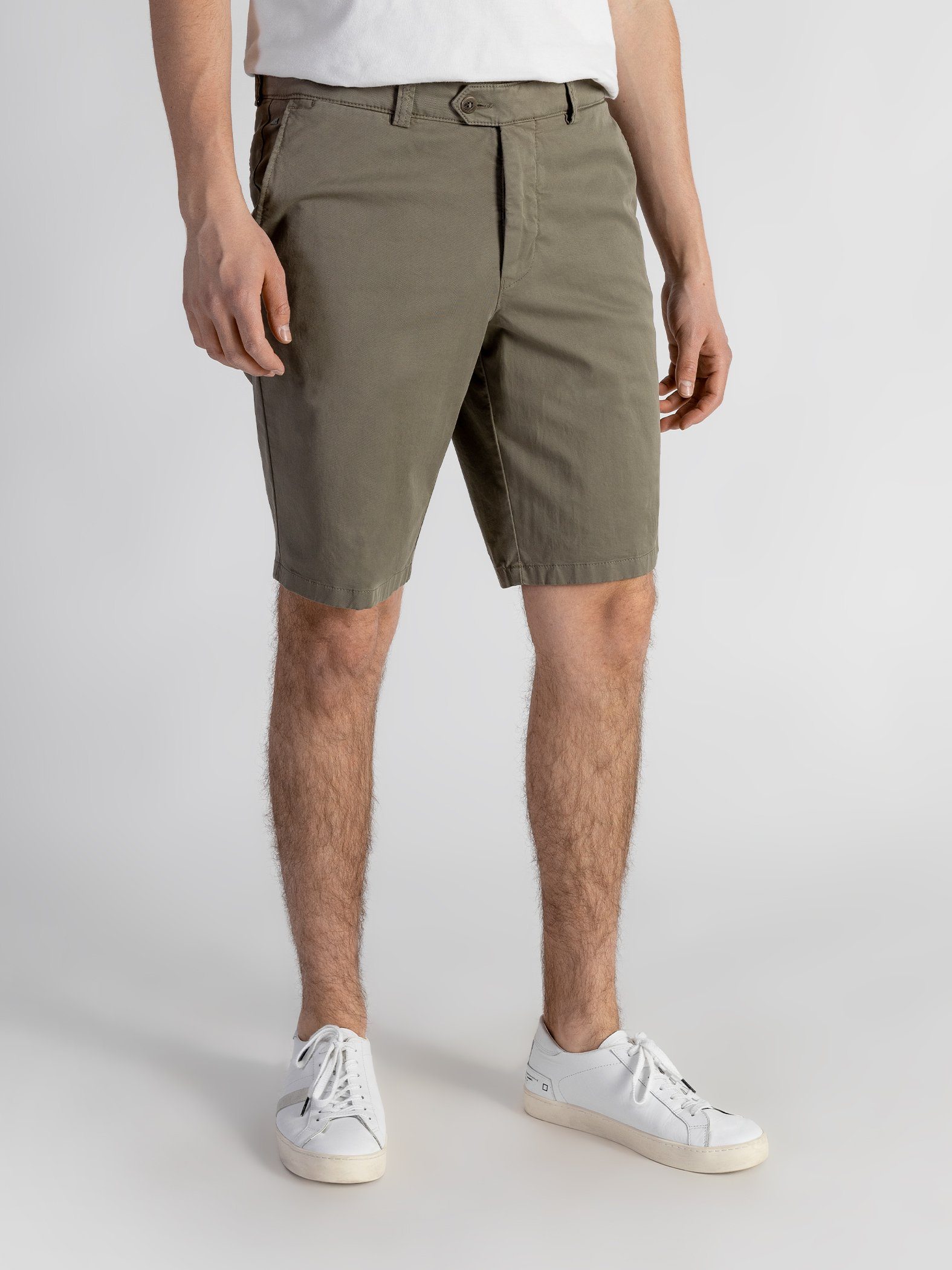 TwoMates Shorts Shorts mit Bund, elastischem Farbauswahl, GOTS-zertifiziert olivgrün