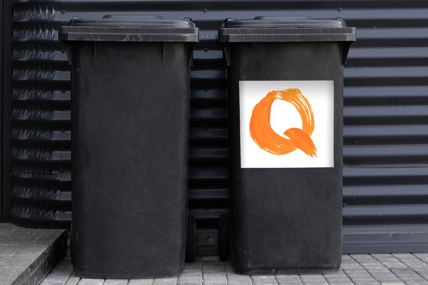 MuchoWow Wandsticker Ein orangefarbener Abfalbehälter Q Sticker, Buchstabe Mülltonne, Container, St), (1 Mülleimer-aufkleber