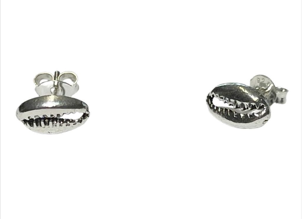 Paar Ohrstecker „OceanTreasure“ Kaurimuschel – 925er Silber – ca. 10 x 5 mm