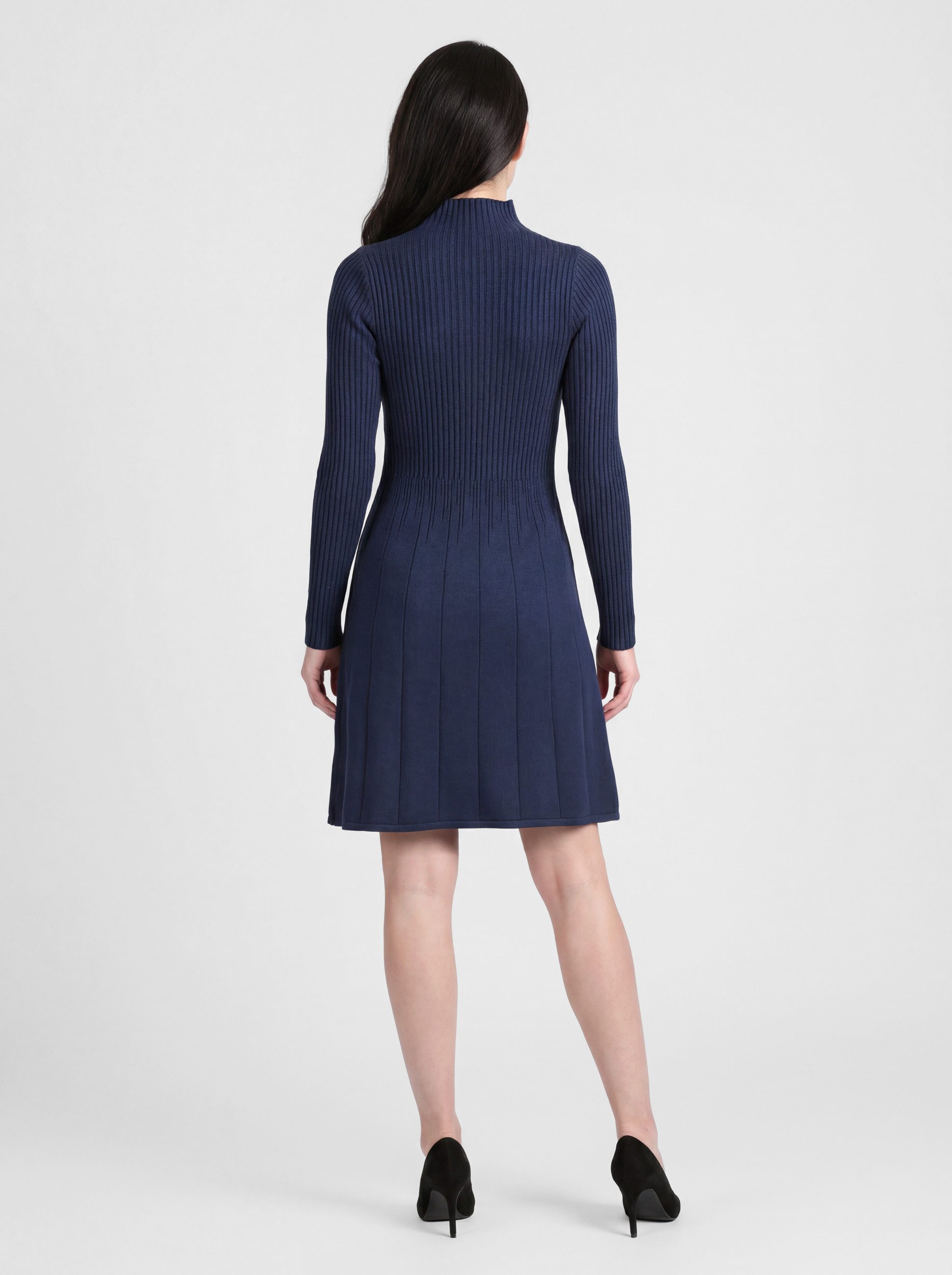 PEKIVESSA Strickkleid Kurzes Rippstrick-Kleid tailliert mit ausgestelltem Rockteil