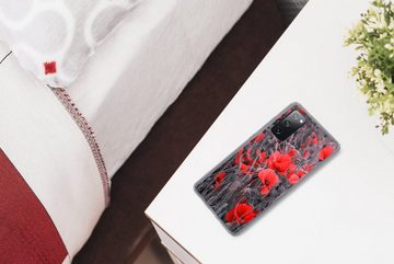 MuchoWow Handyhülle Rote Mohnblumen in einem Schwarz-Weiß-Bild, Phone Case, Handyhülle Samsung Galaxy S20 FE, Silikon, Schutzhülle