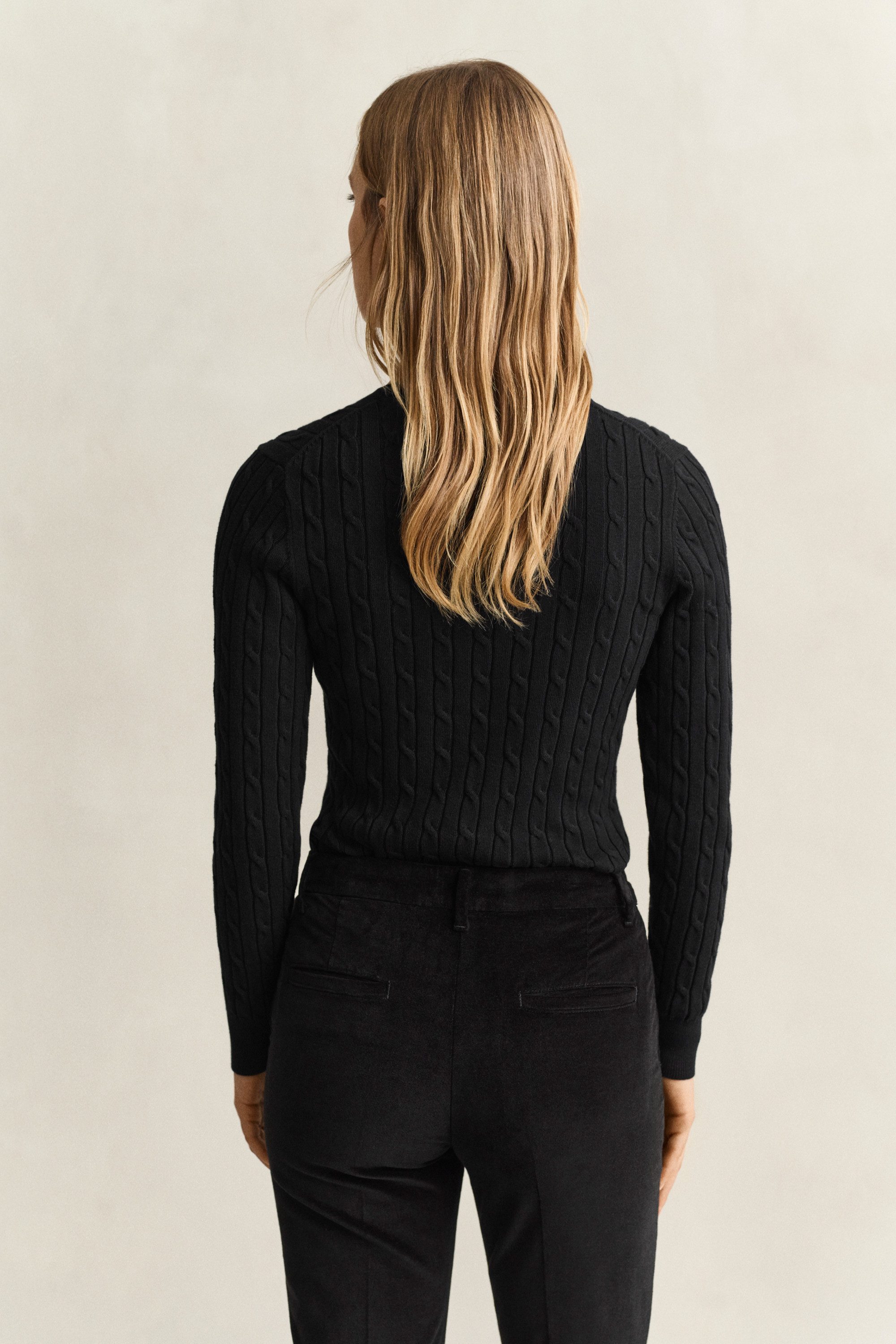 Gant Strickpullover STRETCH COTTON CABLE V-NECK mit Logostickerei auf der Brust