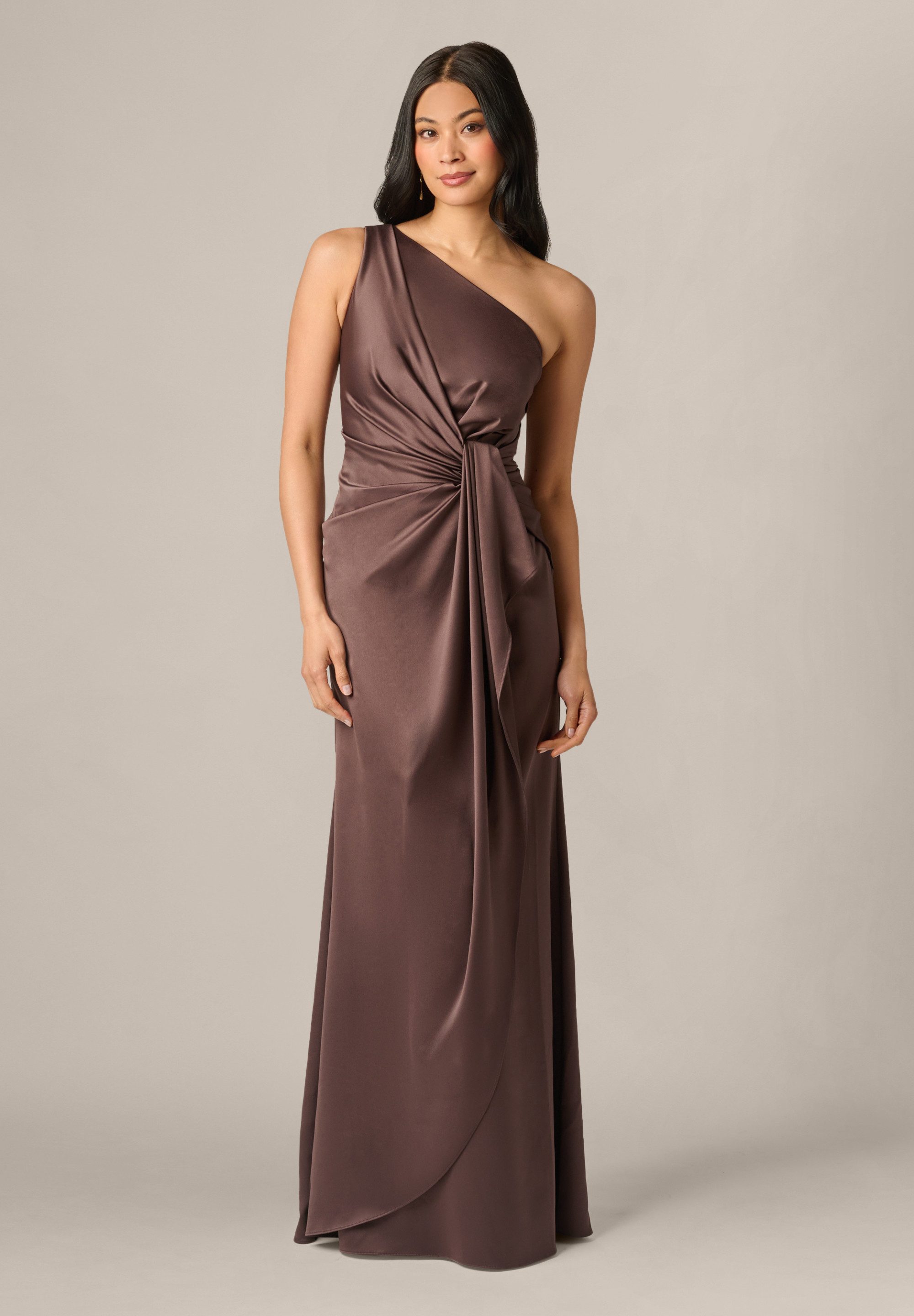 Adrianna Papell Abendkleid One Shoulder Satin Gown Schlankes und skulpturales Ein-Schulter-Satin-Kleid