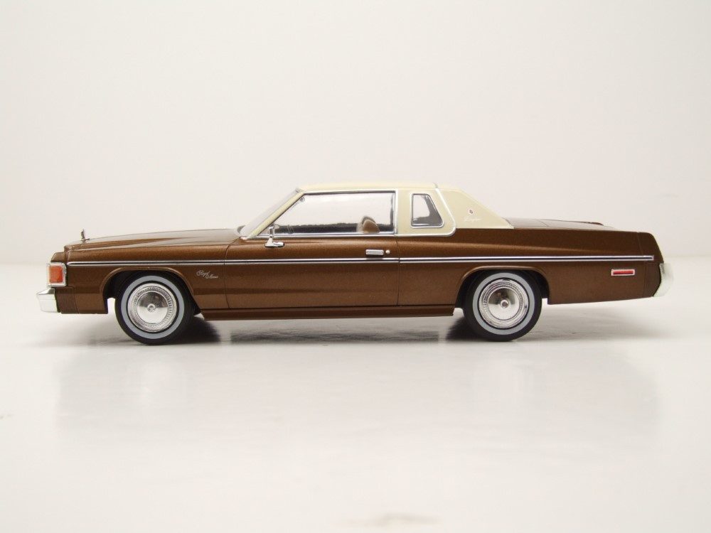 Whitebox Modellauto Dodge Royal Monaco Coupe 1977 braun beige, Maßstab 1:24