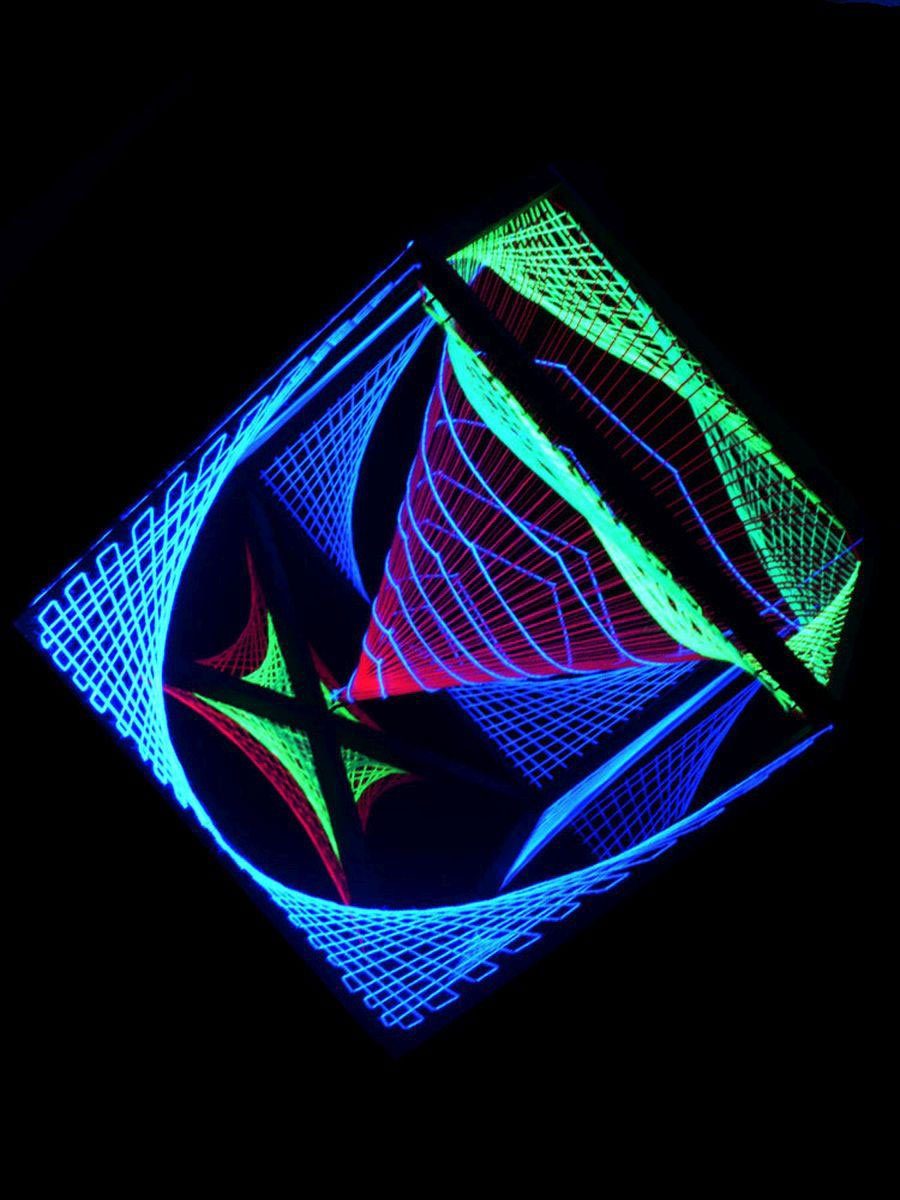 PSYWORK Dekoobjekt Schwarzlicht StringArt Würfel 3D UV-aktiv, leuchtet "Tunnel unter Schwarzlicht View", 55cm, Fadendeko