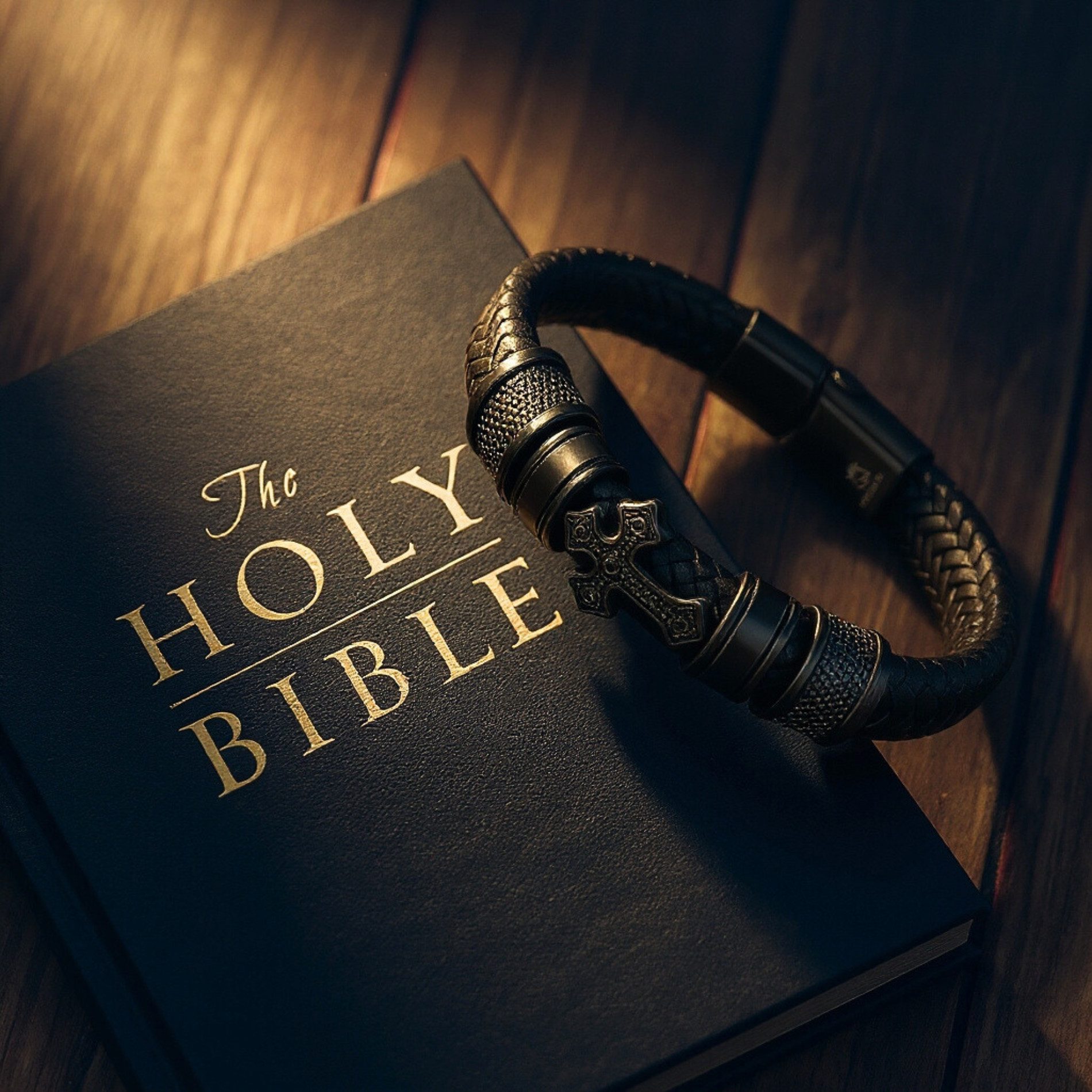 UNIQAL.de Lederarmband GLORY mit Kreuz – handgeflochtenes Echtleder & Edels günstig online kaufen