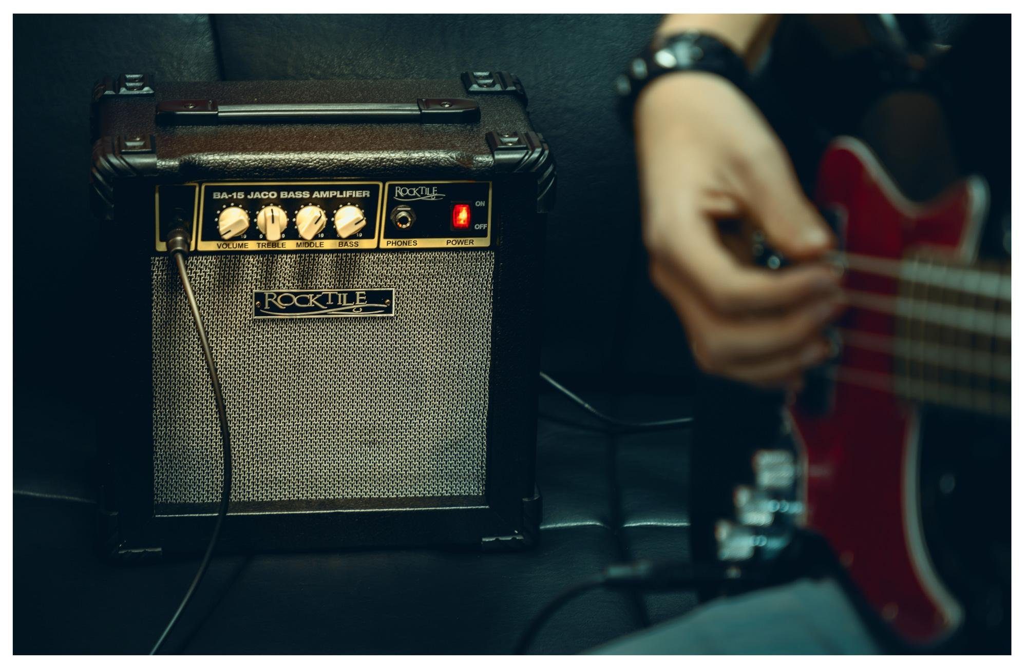 Rocktile BA-15 Jaco Basscombo Verstärker (15 W, Bassverstärker im Combo-Format - Für aktive und passive Bässe)