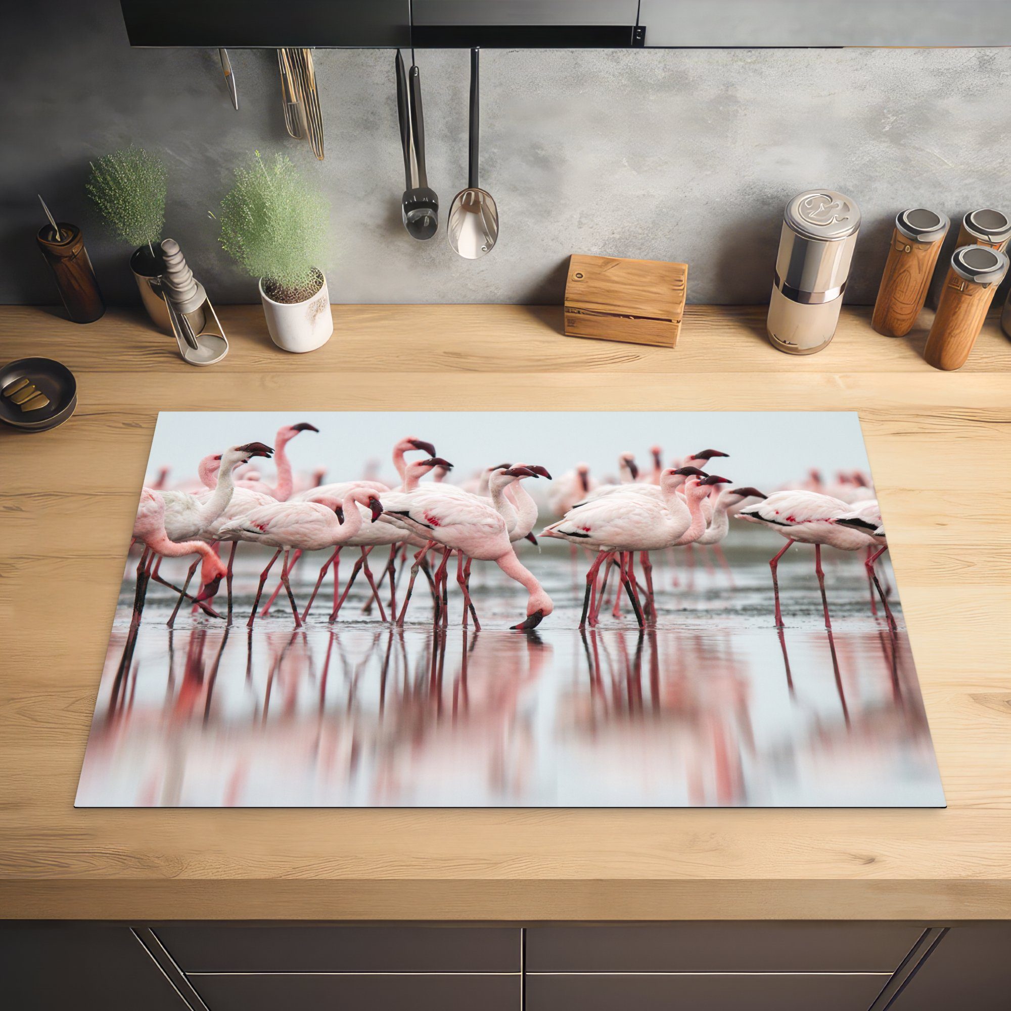 Ceranfeldabdeckung küche, (1 Eine cm, die MuchoWow von Wasser, Induktionskochfeld für 81x52 Herdblende-/Abdeckplatte Vinyl, Flamingos Schutz tlg), steht im blassrosa Gruppe