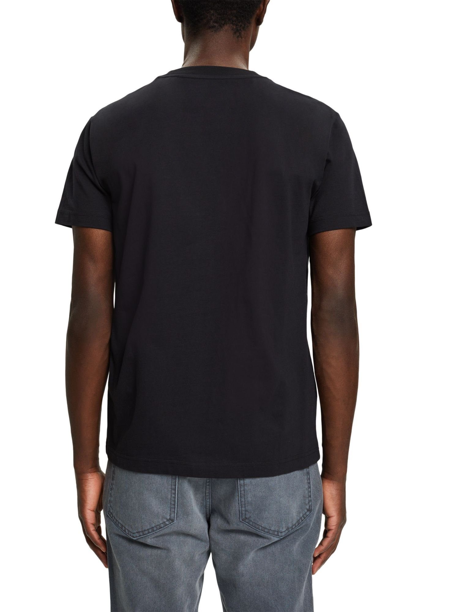 Esprit Langarmshirt Baumwoll-T-Shirt Brust (1-tlg) BLACK der Print mit auf