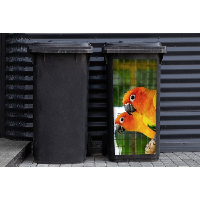 MuchoWow Wandsticker Nahaufnahme eines Paares von Sonnensittichen (1 St) Mülleimer-aufkleber Mülltonne Sticker Container Abfalbehälter