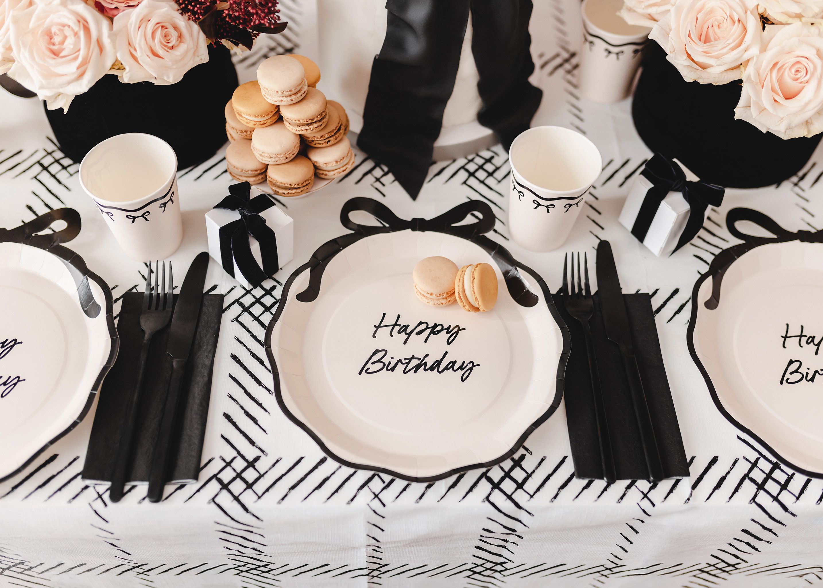 partydeco Einwegteller, Pappteller Happy Birthday 24cm mit Schleife 6er Set Ivory / Schwarz