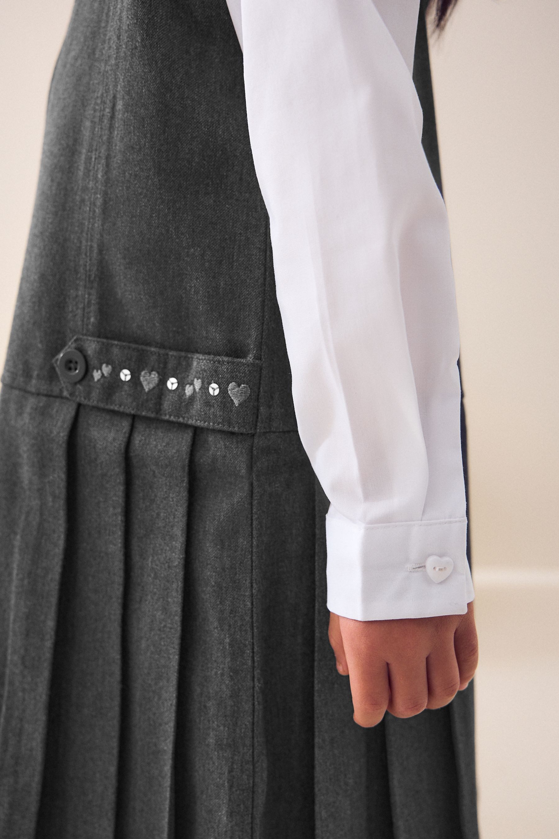 Next Latzkleid Schul-Latzkleid mit Stickerei und Reißverschluss (1-tlg)