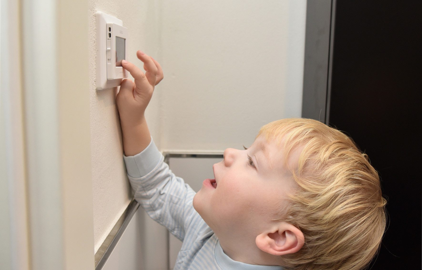 AEG Haustechnik Raumthermostat »FRTD 903 TC« Fußbodentemperaturregler und Raumtemperaturregler, elektronisch, Touchscreen mit Farbdisplay, Komfort-Eco-Modus, Wochenprogramme