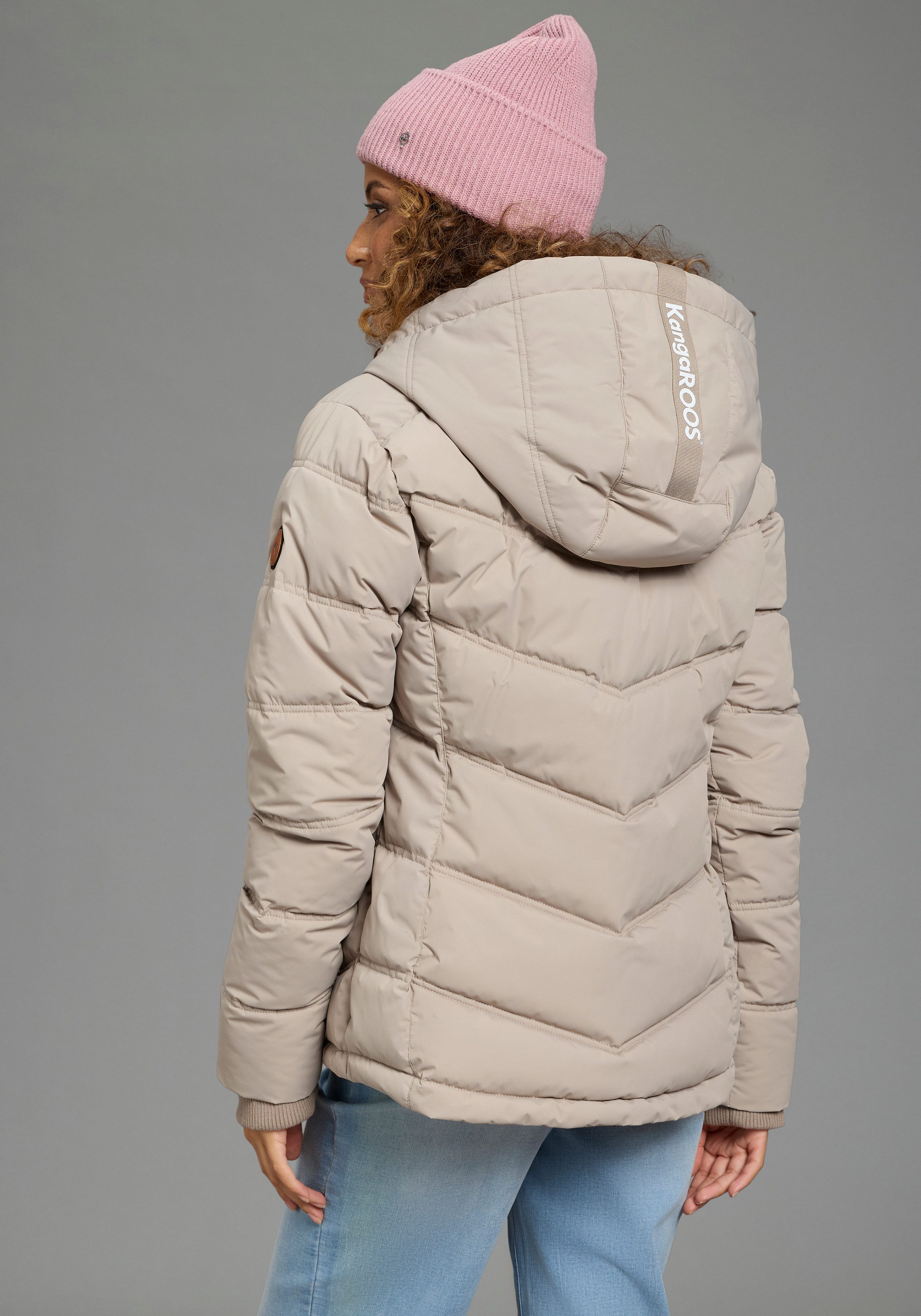 KangaROOS Winterjacke mit Kapuze und Kordelzug, Reißverschlusstaschen und Innentasche. € 89,99, (€ 89,99 pro 1 Stk).
