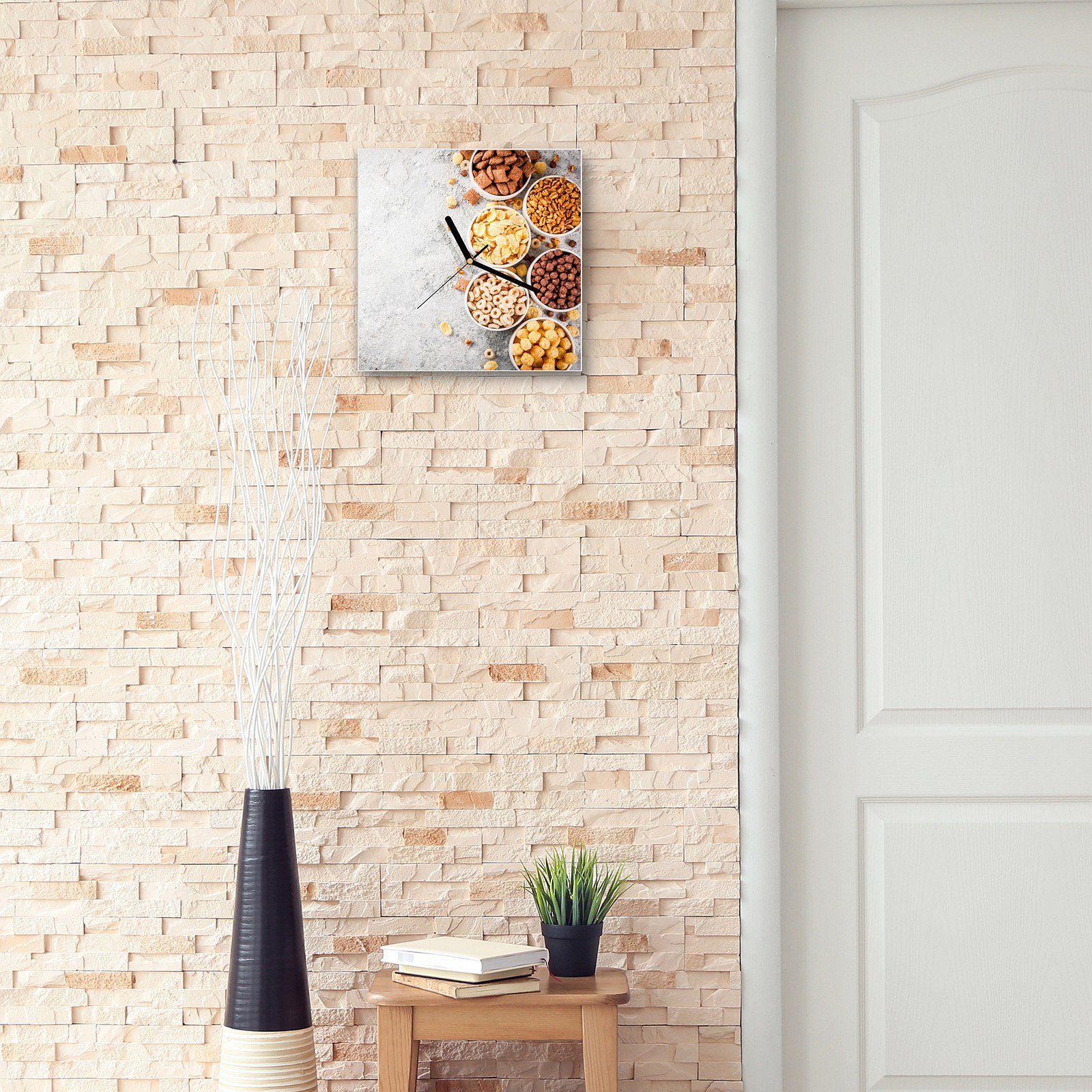 Primedeco Wanduhr Glasuhr Größe Wanduhr mit auf Cerealien cm Motiv Tisch x 30 30 Wandkunst