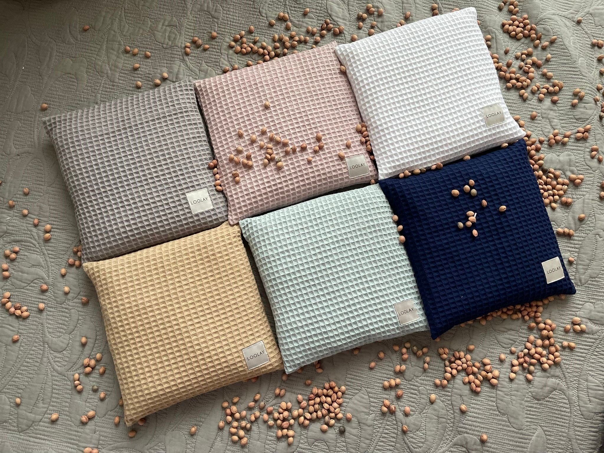 Loolay Kirschkernkissen PREMIUM WAFFELPIQUE Baumwolle Kirschkernkissen Wärmekissen, Bettflasche GRAU, TAUPE, WEIß; 3er SET: 1. Kissen + 2. Bezug + 3. Beutel, PREMIUM GESCHENK Wärmekompresse Kirschkernen LOOLAY® „Wärmflasche", LOOLAY® - 100% Europäische Stoffe und Kleinserien-Nähen!