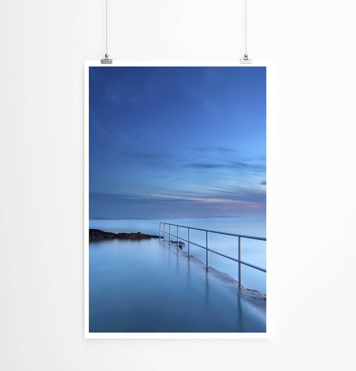 Sinus Art Poster Landschaftsfotografie 60x90cm Poster Einsames Geländer im Meer
