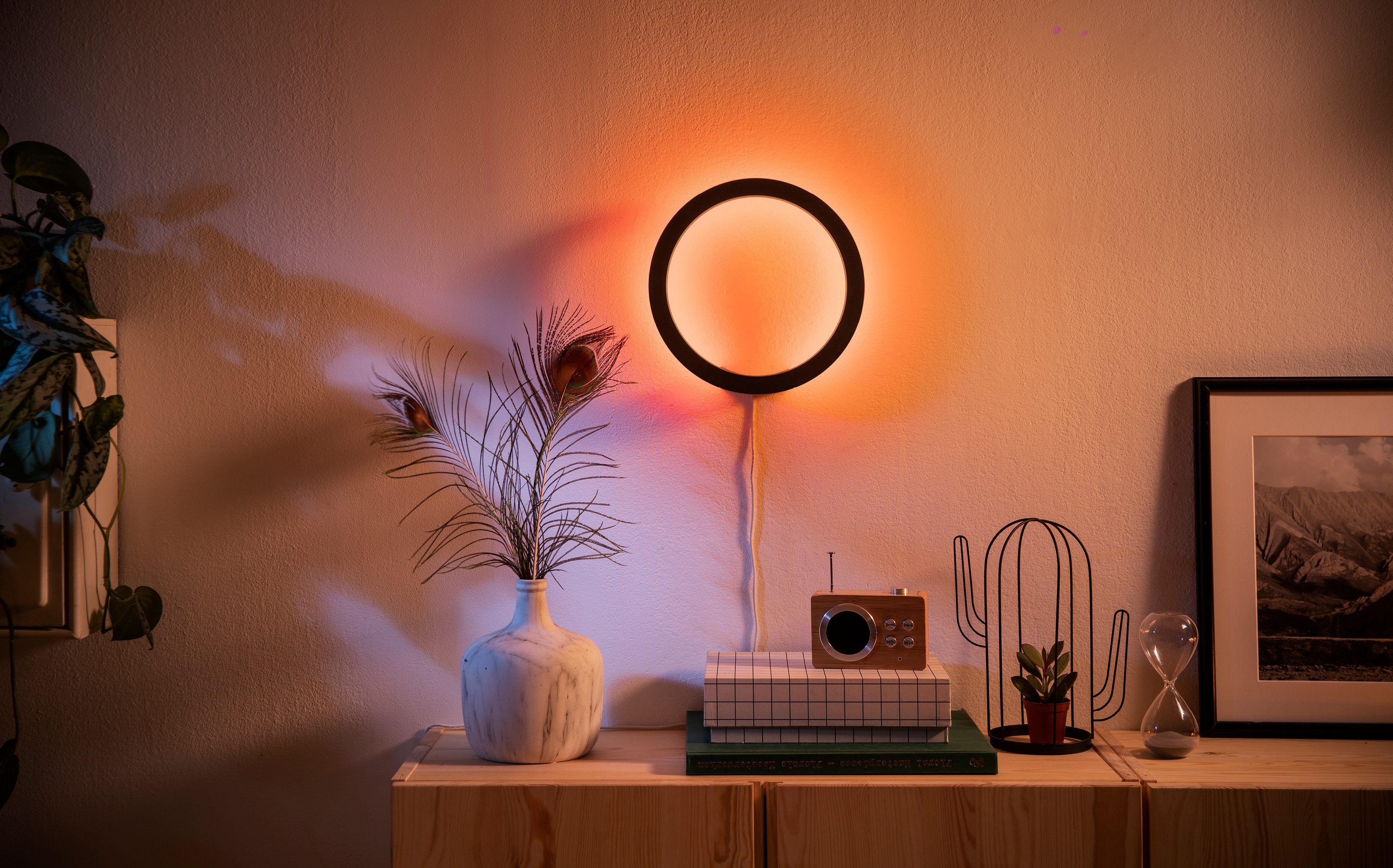Philips Hue LED Wandleuchte White & Color Ambiance Sana, schwarz, Abschaltautomatik, Bluetooth, CCT - über Fernbedienung, Dimmfunktion, Einschlafhilfe, Farbsteuerung, Farbwechsel, Memory, nach Trennung vom Netz, Nachtlichtfunktion, RGB, Smart Home, Timerfunktion, Weckerfunktion, dimmbar über Fernbedienung, mehrere Helligkeitsstufen, LED fest integriert, Farbwechsler, RGB, warmweiß - kaltweiß, Steuerbar per App und Stimme, Smart Home fähig, Farbfähig und Weißtöne