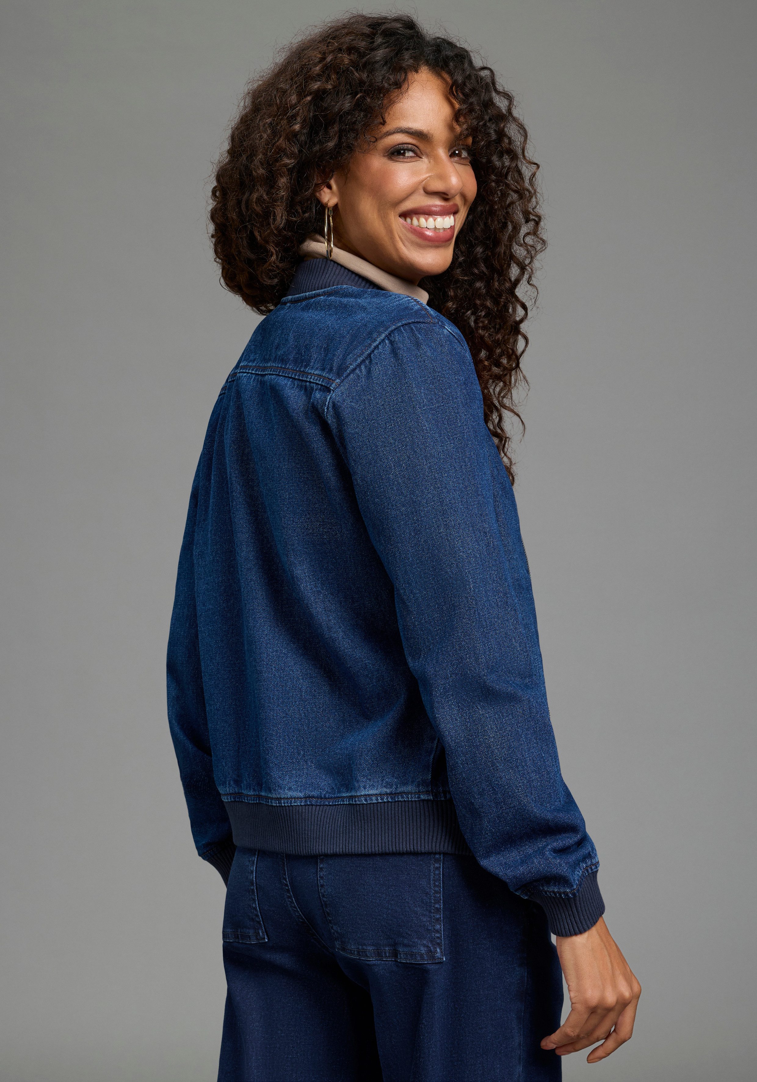 Arizona Jeansjacke im winterlicheren Denim hüftlang, Comfort Fit, mit Reißverschluss – Bild 2 von 5