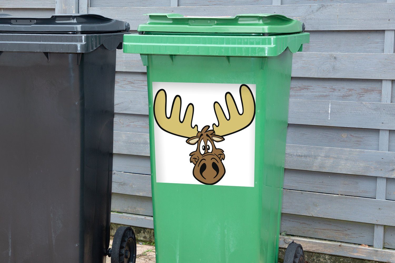 Abfalbehälter Mülltonne, Sticker, MuchoWow cartoonartigen Eine vor Container, eines Elchs einem Illustration St), weißen Mülleimer-aufkleber, (1 Wandsticker