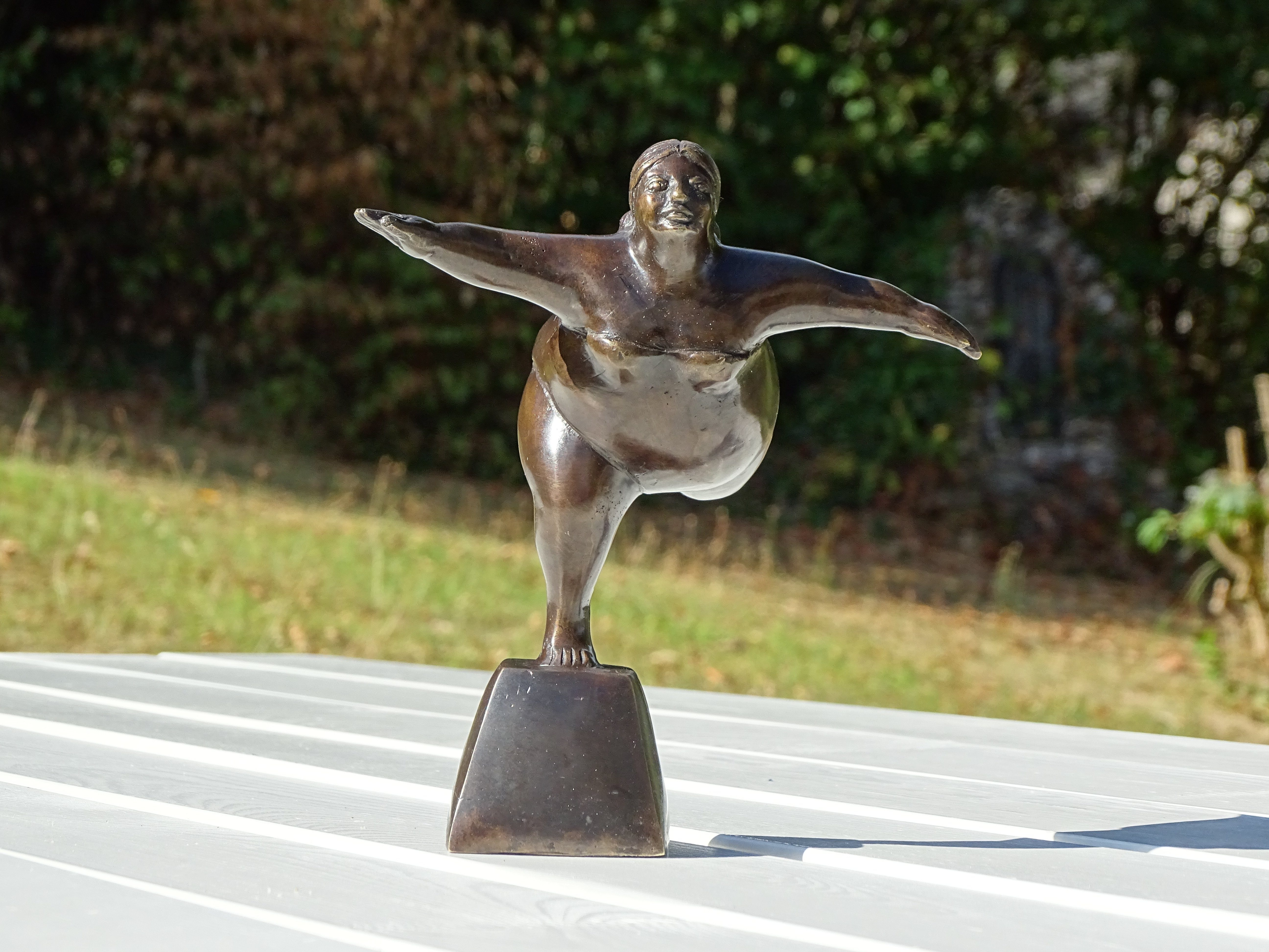 IDYL Dekofigur IDYL Bronze-Skulptur Badenixe Bein stehend einem auf
