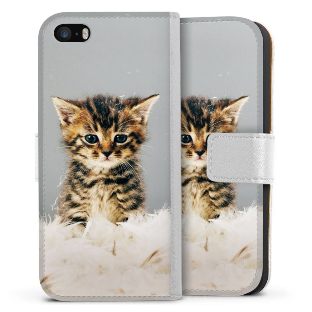 DeinDesign Handyhülle Katze Haustier Feder Kitty, Apple iPhone SE (2016-2019)  Hülle Handy Flip Case Wallet Cover
