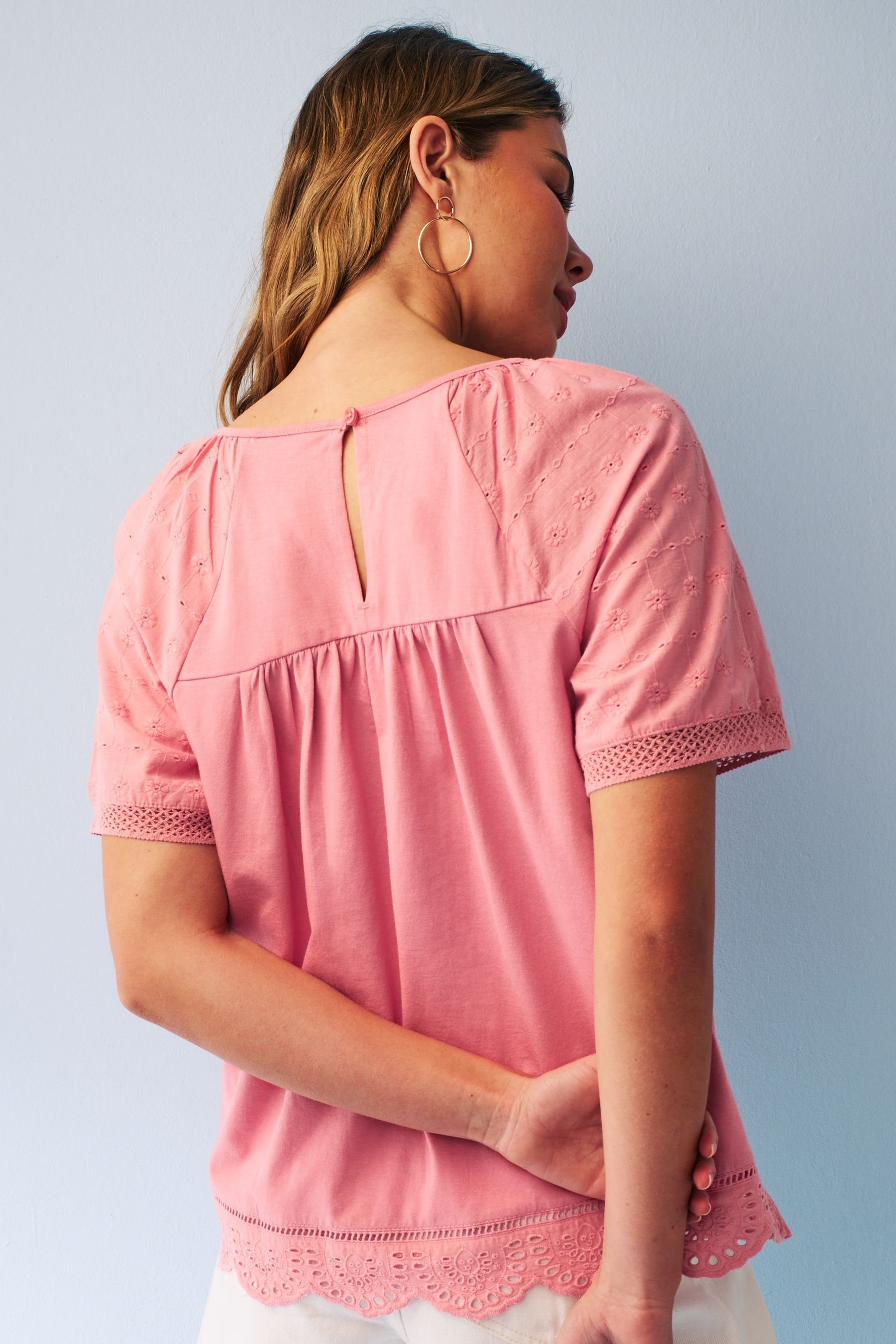 Next T-Shirt (1-tlg) Blush Kurzärmliges Pink T-Shirt mit Lochstickerei