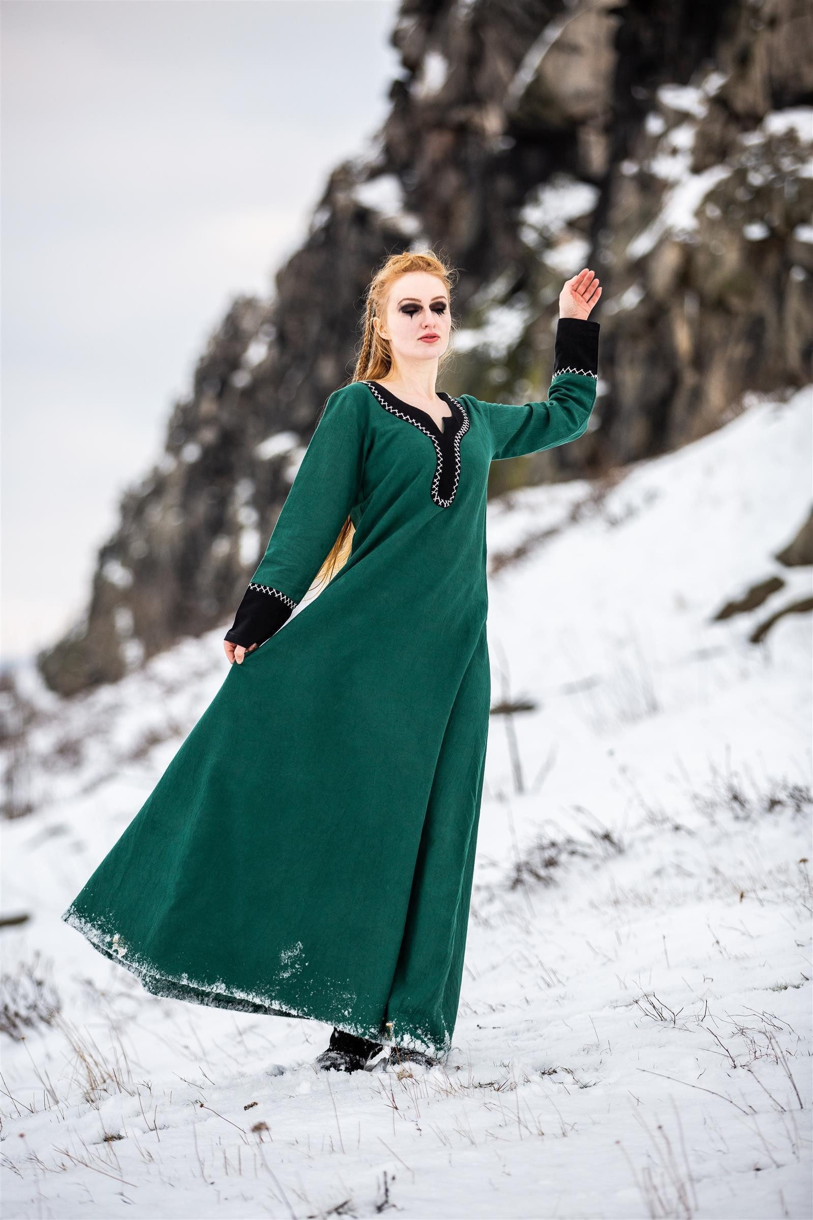 Leonardo Carbone Wikinger-Kostüm Kleid "Freya" mit Handstickerei, zweifarbiges Design, hochwertige Baumwolle