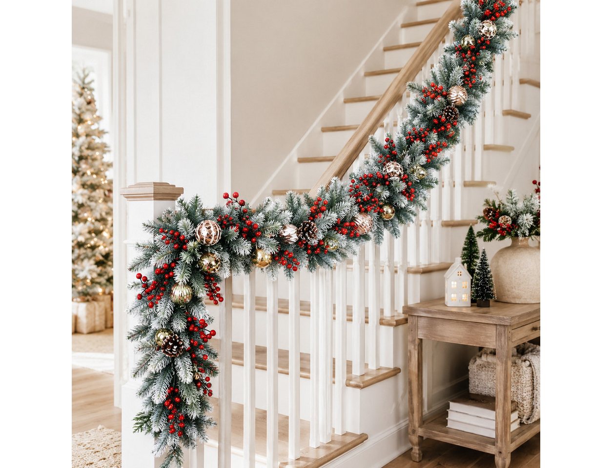 Sorvyzxn Dekokranz Weihnachtsgirlande 180 cm, Künstliche Tannengirlande mit Dekoration, Mit Tannenzapfen, Weihnachtskugeln & Roten Beeren für Weihnachtsdeko