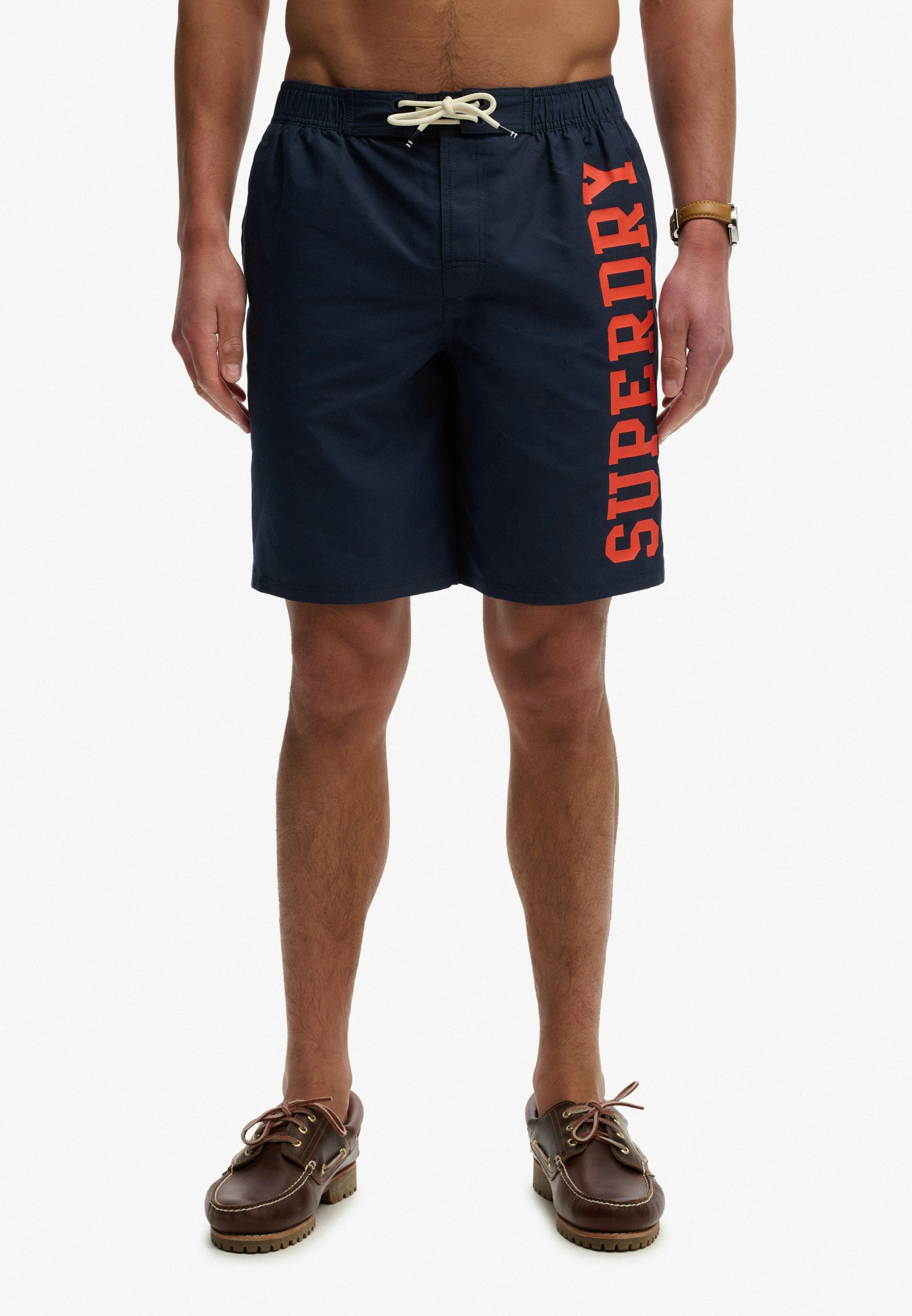 Superdry Badeshorts LOGO 19 BOARDSHORT lockere Passform, bedruckte Optik, aus Polyester