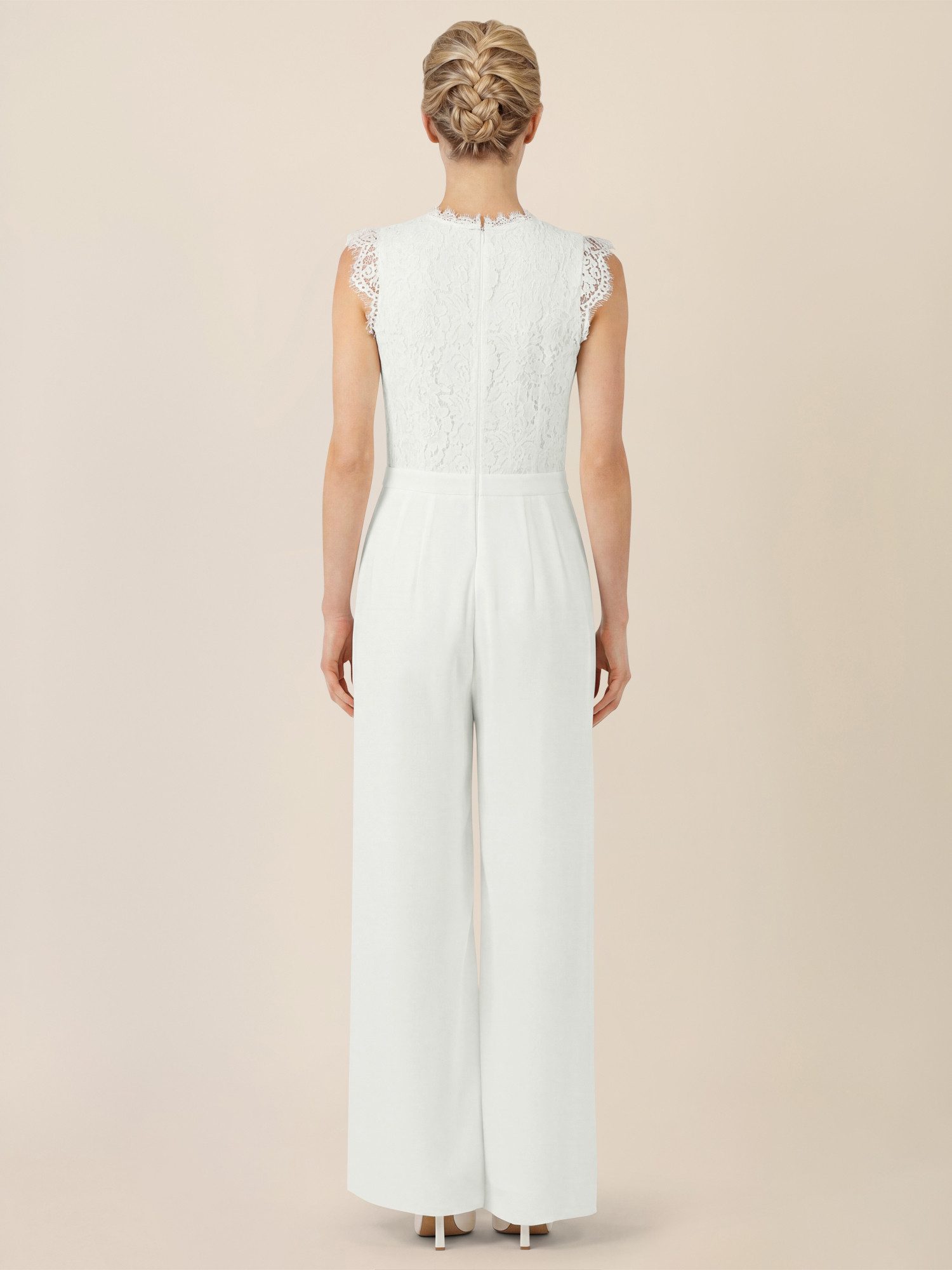 Apart Jumpsuit mit Spitzentop und weitem Bein