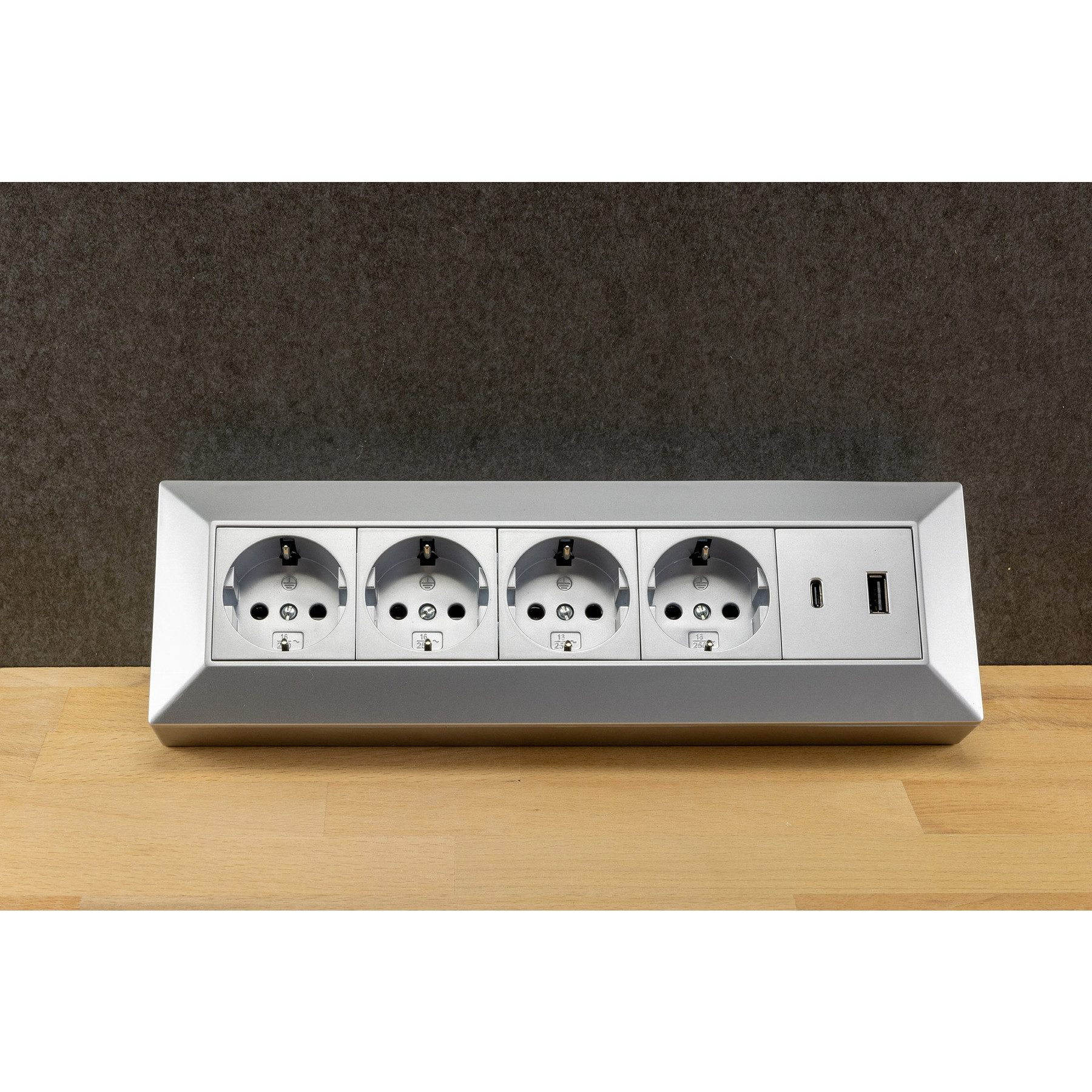 ChiliTec CHILITEC Steckdosenblock 23789, 4-fach, USB-A+C, 250V/16A, silber Mehrfachsteckdose
