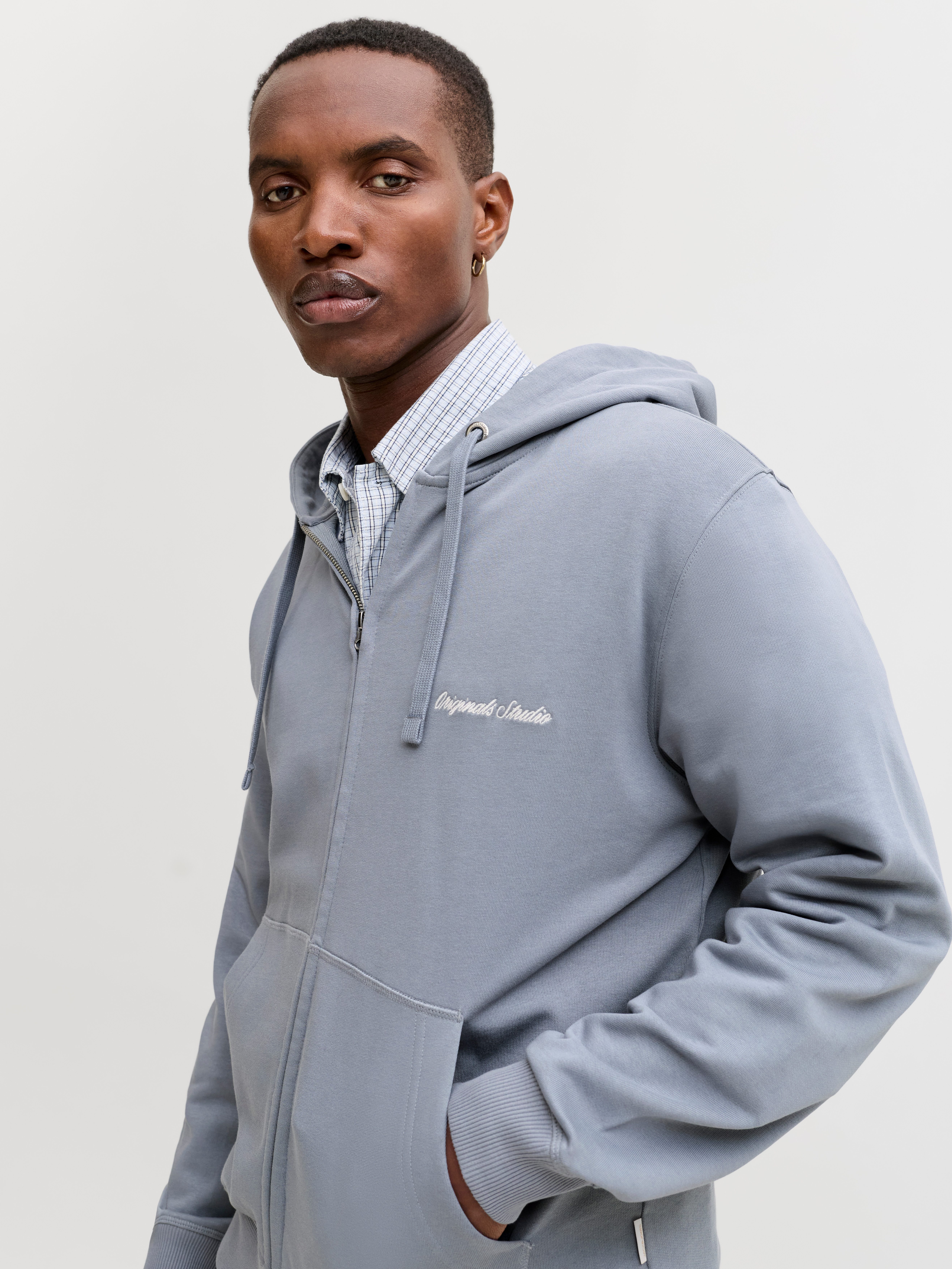 Jack & Jones Kapuzensweatshirt JORNORREBRO EMB SWEAT ZIP HOOD NOOS mit Stickerei