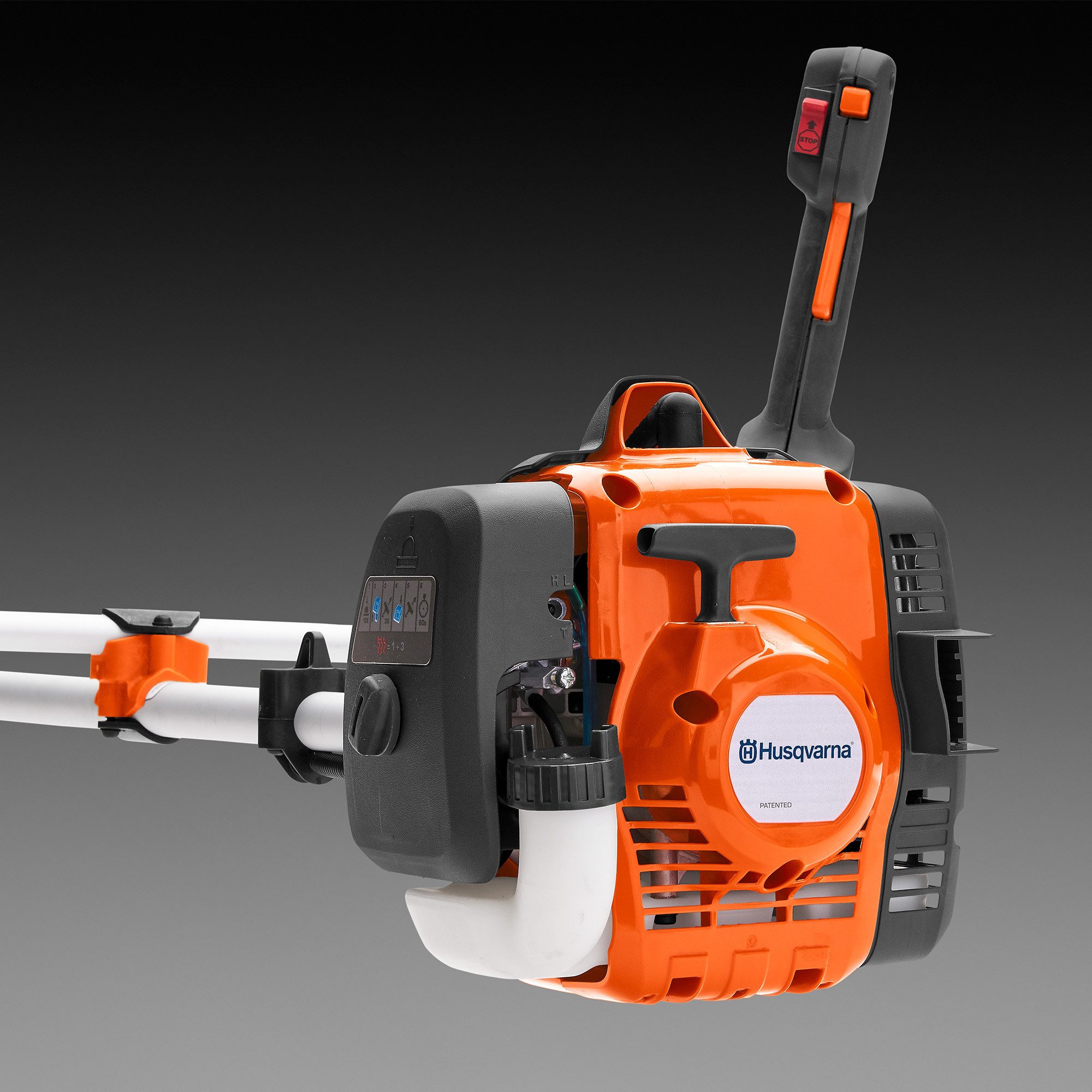 Husqvarna Benzin-Motorsense 135R, 27,6-cm³-X-Torq®-Motor, 43 cm Schnittbreite, Bullhorn-Griff