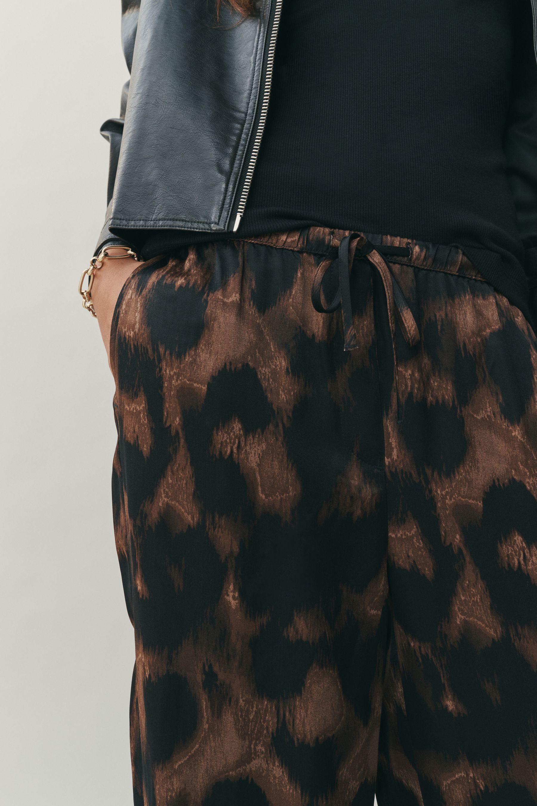 Next Stoffhose Hose mit weitem Bein und Satin-Bindegürtel (1-tlg)