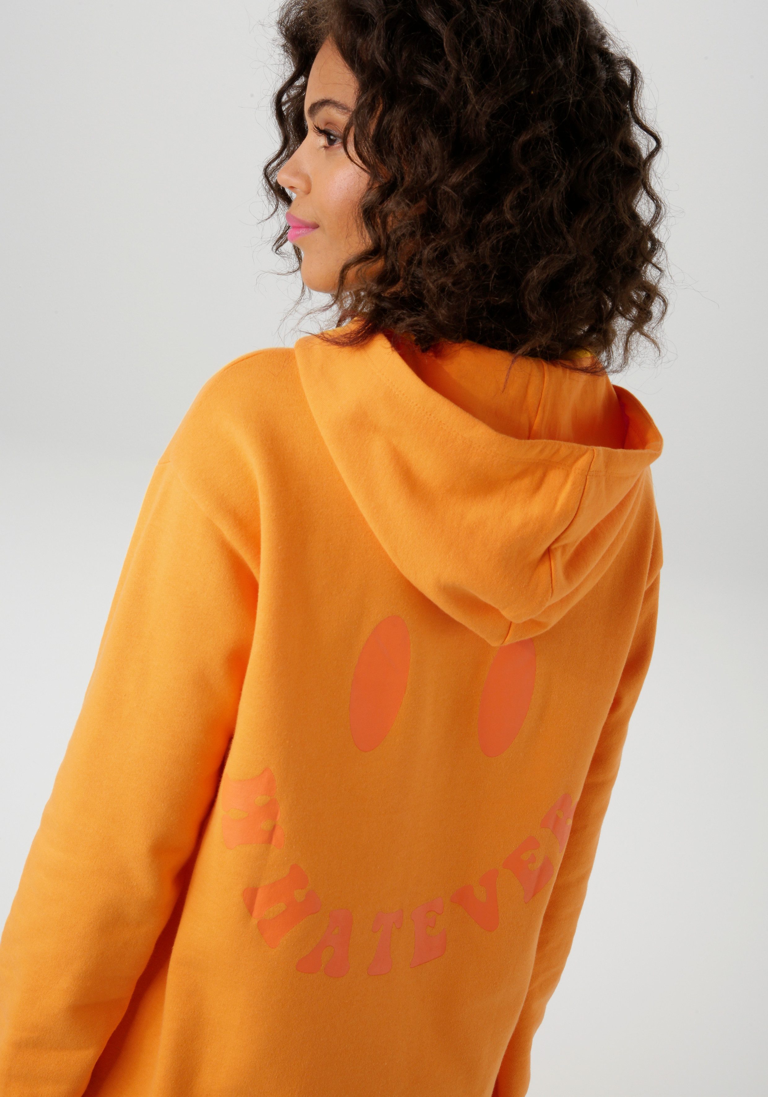 Aniston CASUAL Kapuzensweatshirt mit Smiley im Rücken