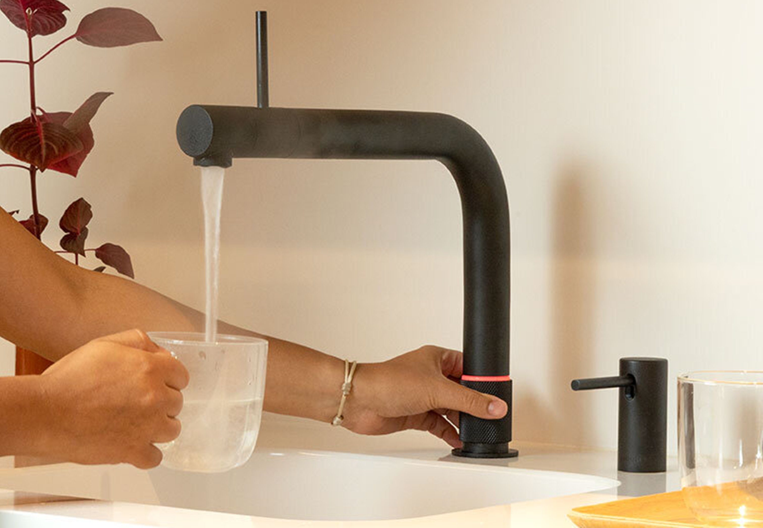 (2-St) FRONT Kochendwasserhahn QUOOKER QUOOKER B mit Schwarz 2 Küchenarmatur 100°C Combi mit CUBE Trinkwassersystem (22FRONTBLKCUBE)