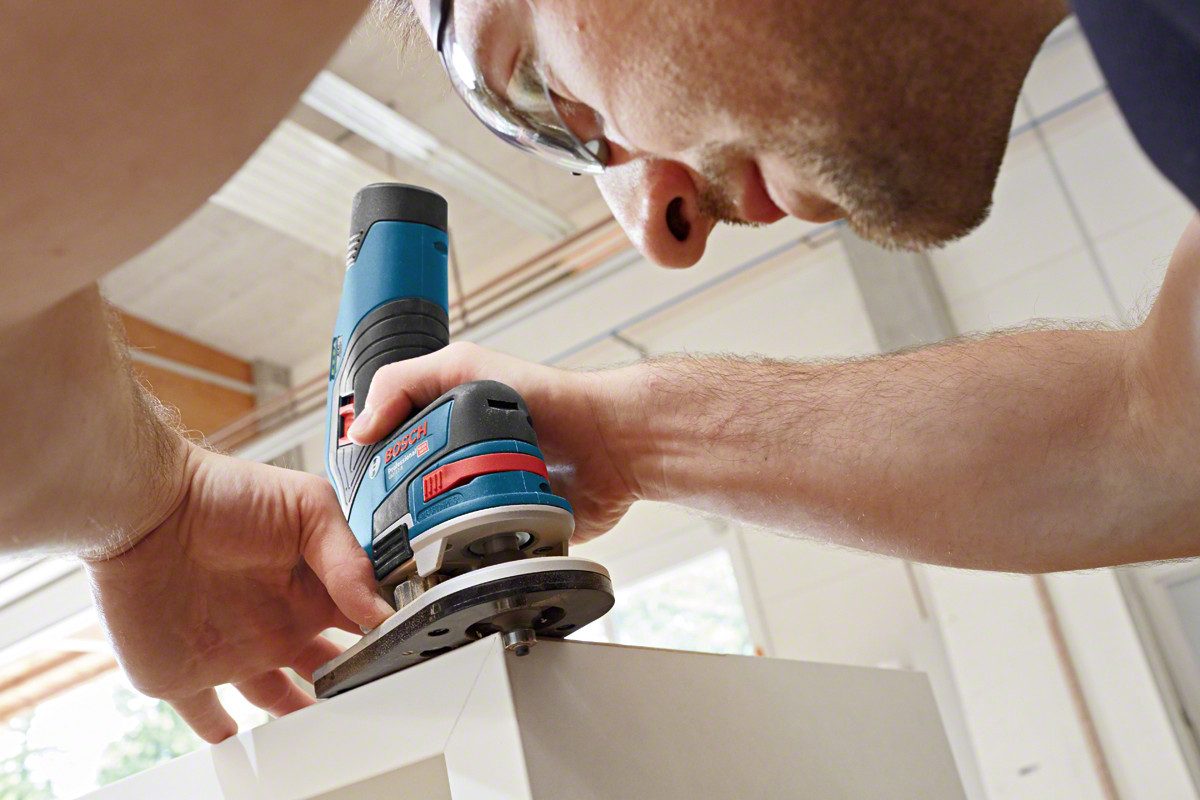 Bosch Professional Akku-Fräse »GKF 12V-8«, Inkl. 2x Akku 3,0Ah und Schnellladegerät GAL 12V-40, in L-BOXX