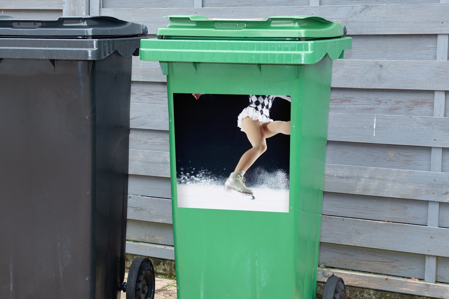 einem Eiskunstläuferin Eine auf Mülleimer-aufkleber, Container, Mülltonne, weißen Abfalbehälter bremst Wandsticker Schlittschuh Sticker, (1 St), MuchoWow