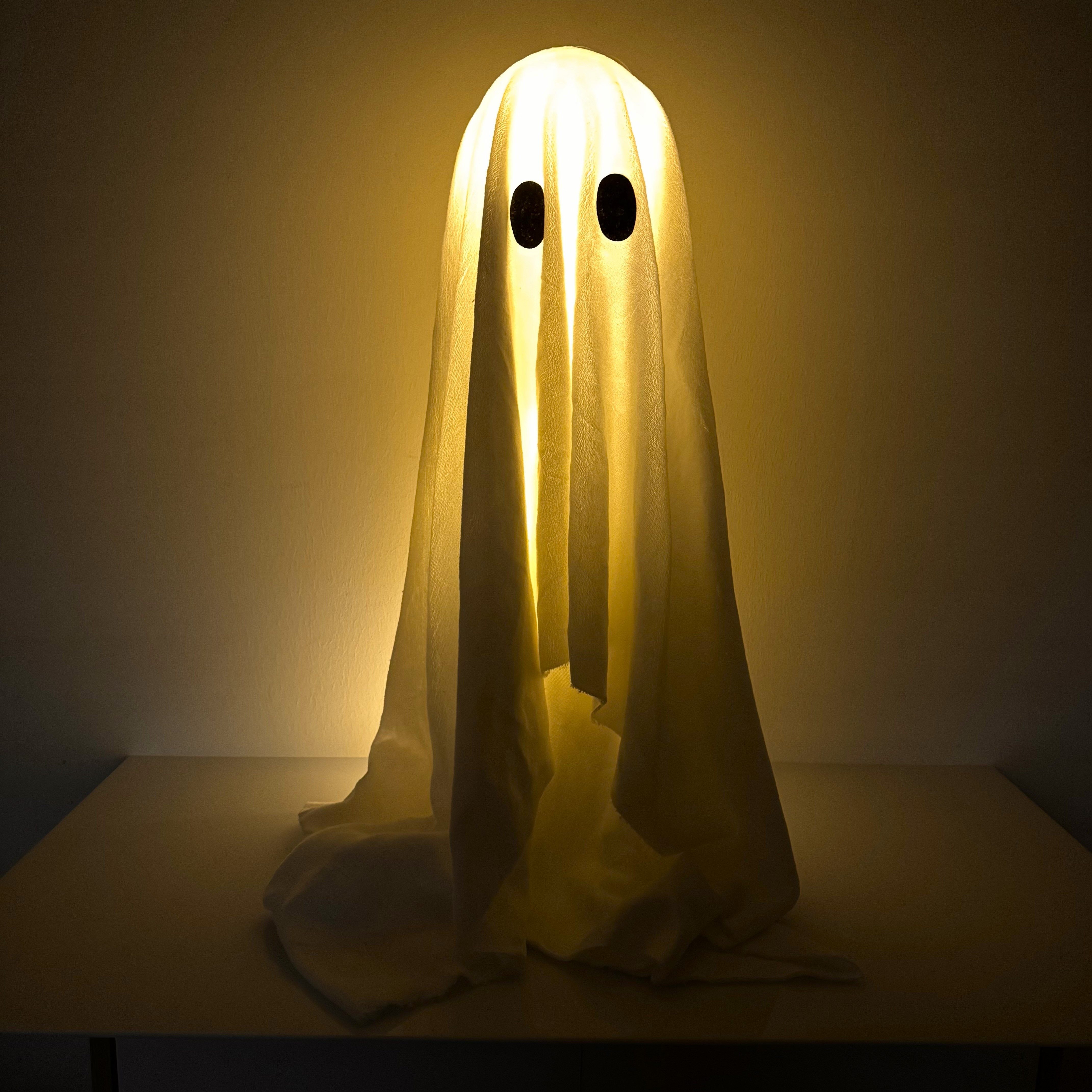 Online-Fuchs Dekofigur großer Geist mit LED-Beleuchtung & Timer - Halloween Deko innen (Blickfang im Eingangsbereich, warmweiße LED-Beleuchtung), schaurig süßer Geist mit LED-Lichterkette bestückt